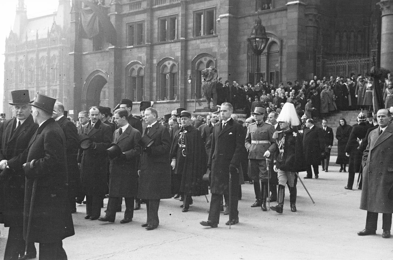 Hungary, Budapest V., Kossuth Lajos tér, Gömbös Gyula miniszterelnök búcsúztatása után elindul a gyászmenet a Parlamentből. A felvétel 1936. október 10-én készült., 1936, Inkey Tibor, politician, head-gear, funeral, Budapest, Fortepan #304990