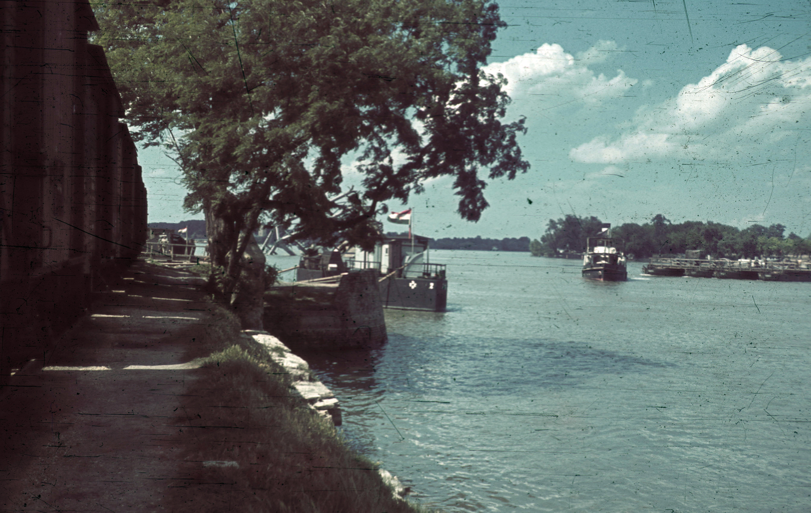 Serbia, Novi Sad, kikötő a Dunán., 1941, Fortepan, ship, colorful, flag, boat station, Fortepan #3050