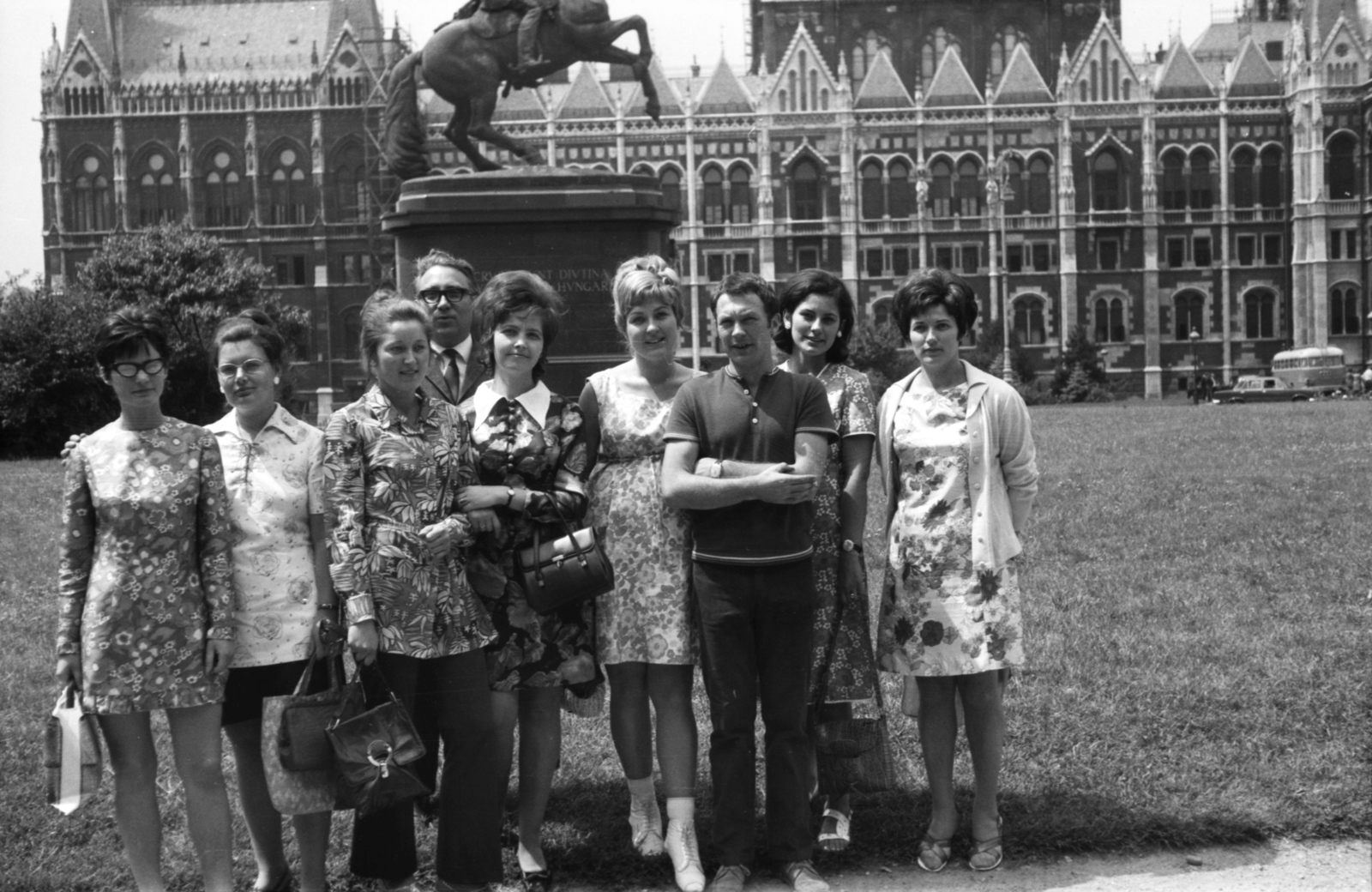 Hungary, Budapest V., Kossuth Lajos tér, háttérben a Rákóczi szobor és a Parlament., 1972, Wein Sarolta, fashion, tableau, Imre Steindl-design, parliament, Neo-Gothic-style, horse sculpture, eclectic architecture, Budapest, Fortepan #30501