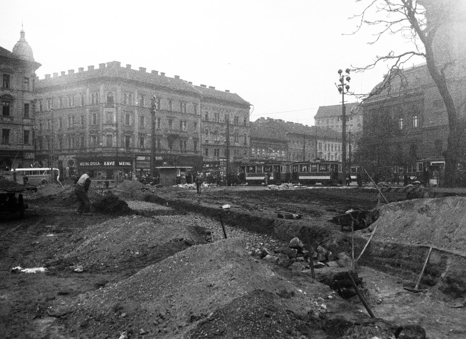 Magyarország, Budapest VIII.,Budapest VII., Baross tér, balra a Bethlen Gábor utca torkolata, jobbra a Keleti pályaudvar. Új villamosvágány hálózat kiépítése a jobboldali közlekedésre való áttéréssel kapcsolatban., 1941, Inkey Tibor, építkezés, Julius Meinl-márka, tér, villamos, Budapest, Fortepan #305084