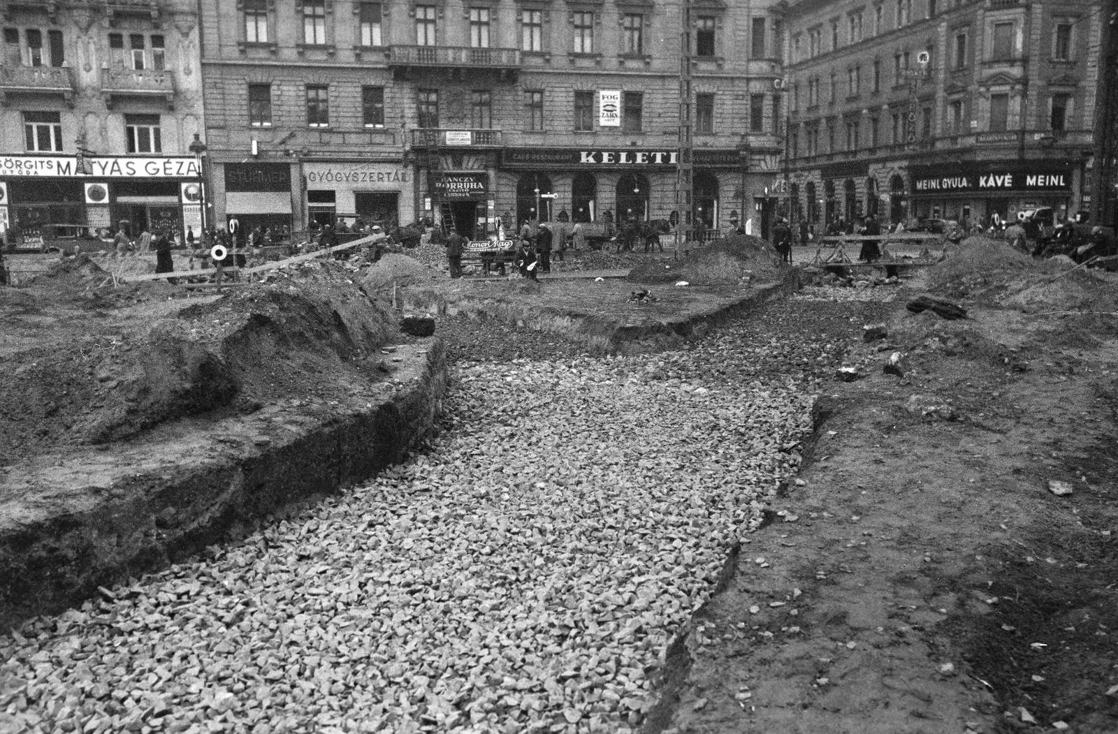 Hungary, Budapest VIII.,Budapest VII., Baross tér, jobbra a Bethlen Gábor utca torkolata. Új villamosvágány hálózat kiépítése a jobboldali közlekedésre való áttéréssel kapcsolatban., 1941, Inkey Tibor, Julius Meinl-brand, crushed stone, Budapest, Fortepan #305085