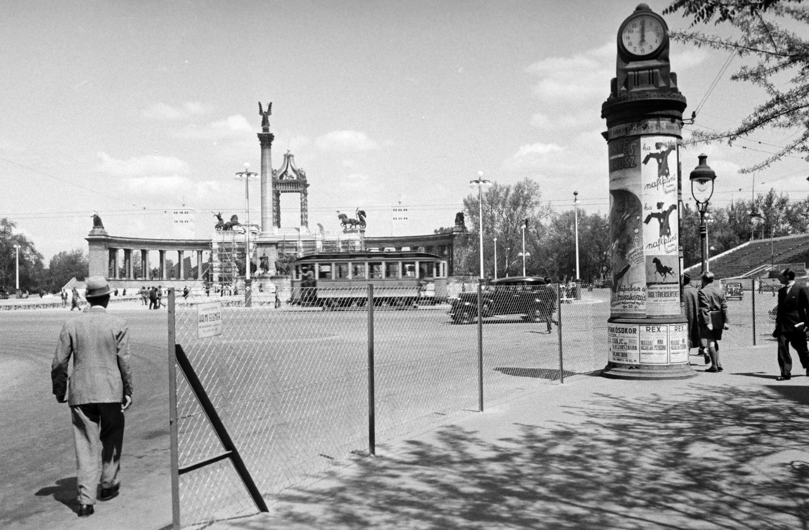 Hungary, Budapest XIV., Andrássy út, szemben a Hősök terén az Eucharisztikus Világkongresszus előkészületei folynak., 1938, Inkey Tibor, chain-link fence, ad pillar, public clock, Trailer car, Archangel Gabriel-portrayal, Budapest, Fortepan #305090