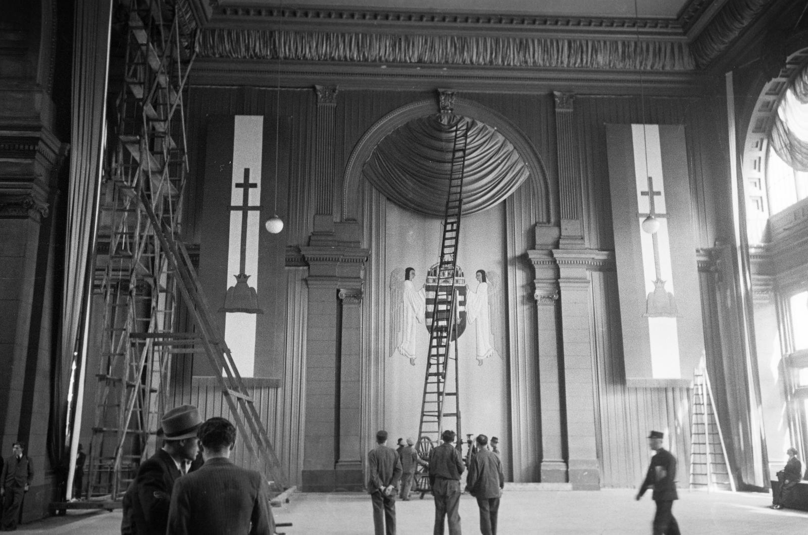Hungary, Budapest VIII., a Keleti pályaudvar fogadócsarnokának díszítése az Eucharisztikus Világkongresszusra érkező Eugénio Pacelli bíboros fogadására., 1938, Inkey Tibor, Kossuth coat of arms, decoration, ladder, drapery, Budapest, Fortepan #305091
