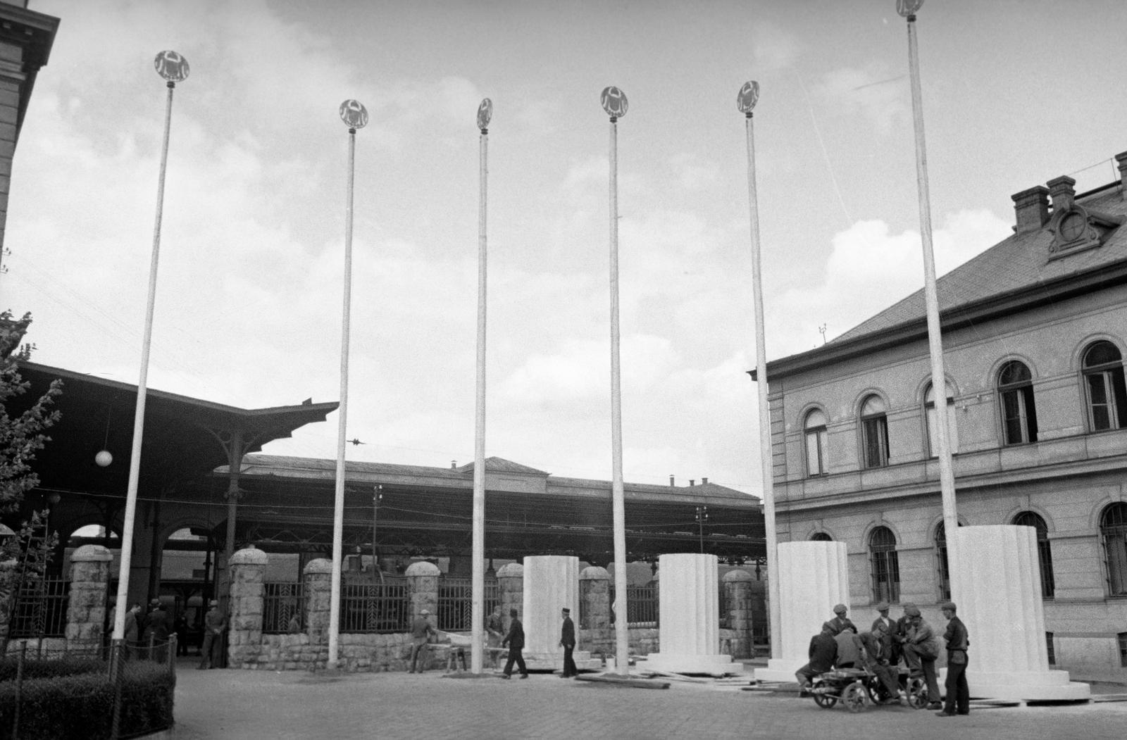 Hungary, Budapest VIII., Keleti pályaudvar, előkészületek az Eucharisztikus Világkongresszusra érkező Eugénio Pacelli bíboros fogadására., 1938, Inkey Tibor, Budapest, Fortepan #305093