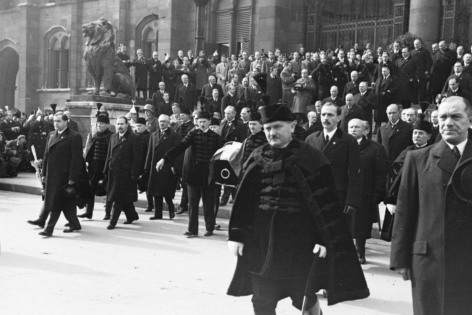 Magyarország, Budapest V., Kossuth Lajos tér, a Parlament lépcsője, Gömbös Gyula miniszterelnök búcsúztatása után elindul a gyászmenet. A felvétel 1936. október 10-én készült., 1936, Inkey Tibor, fényképezőgép, fekete ruha, fotózás, temetés, Budapest, Fortepan #305108