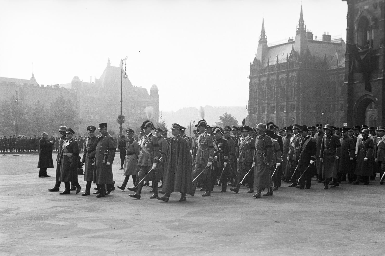 Magyarország, Budapest V., Kossuth Lajos tér, Gömbös Gyula miniszterelnök búcsúztatása után elindul a gyászmenet a Parlamentből. A felvétel 1936. október 10-én készült., 1936, Inkey Tibor, menet, gyász, karszalag, fejfedő, katona, temetés, Budapest, Fortepan #305109
