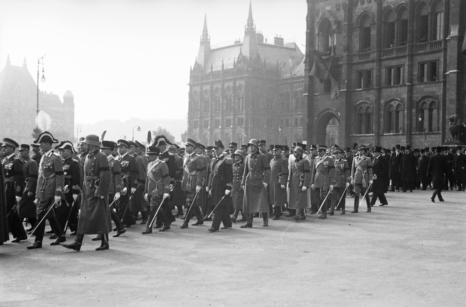 Magyarország, Budapest V., Kossuth Lajos tér, Gömbös Gyula miniszterelnök búcsúztatása után elindul a gyászmenet a Parlamentből. A felvétel 1936. október 10-én készült., 1936, Inkey Tibor, gyászmenet, temetés, Budapest, Fortepan #305110