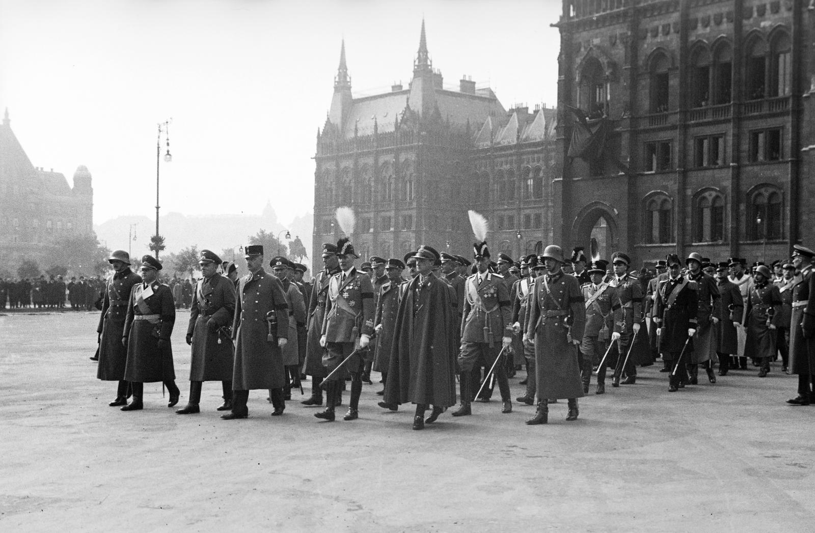 Magyarország, Budapest V., Kossuth Lajos tér, Gömbös Gyula miniszterelnök búcsúztatása után elindul a gyászmenet a Parlamentből. A felvétel 1936. október 10-én készült., 1936, Inkey Tibor, madártoll, fejfedő, tiszt, katona, temetés, Budapest, Fortepan #305111
