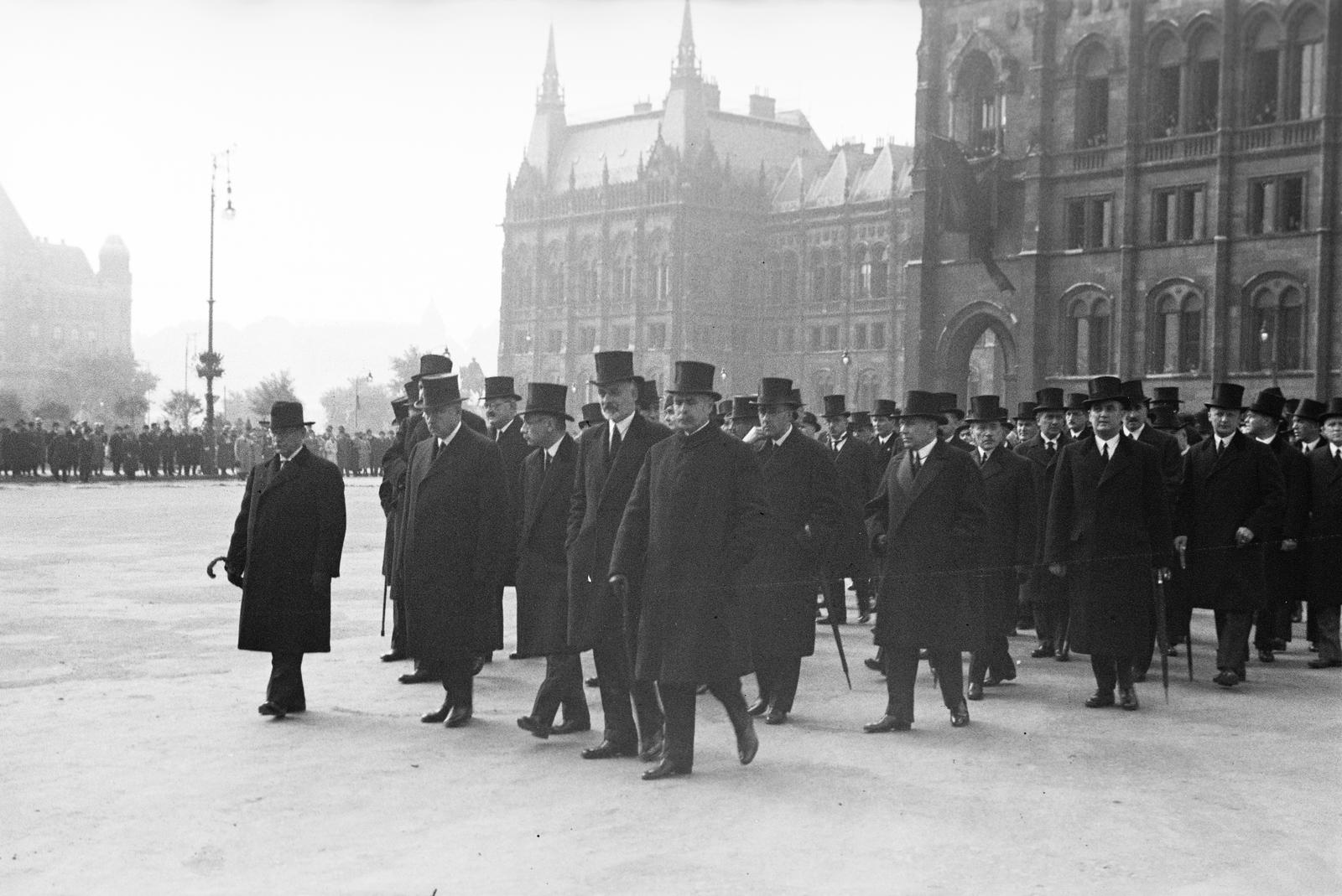 Hungary, Budapest V., Kossuth Lajos tér, Gömbös Gyula miniszterelnök búcsúztatása után elindul a gyászmenet a Parlamentből. A felvétel 1936. október 10-én készült., 1936, Inkey Tibor, politician, grief, top hat, Budapest, Fortepan #305113