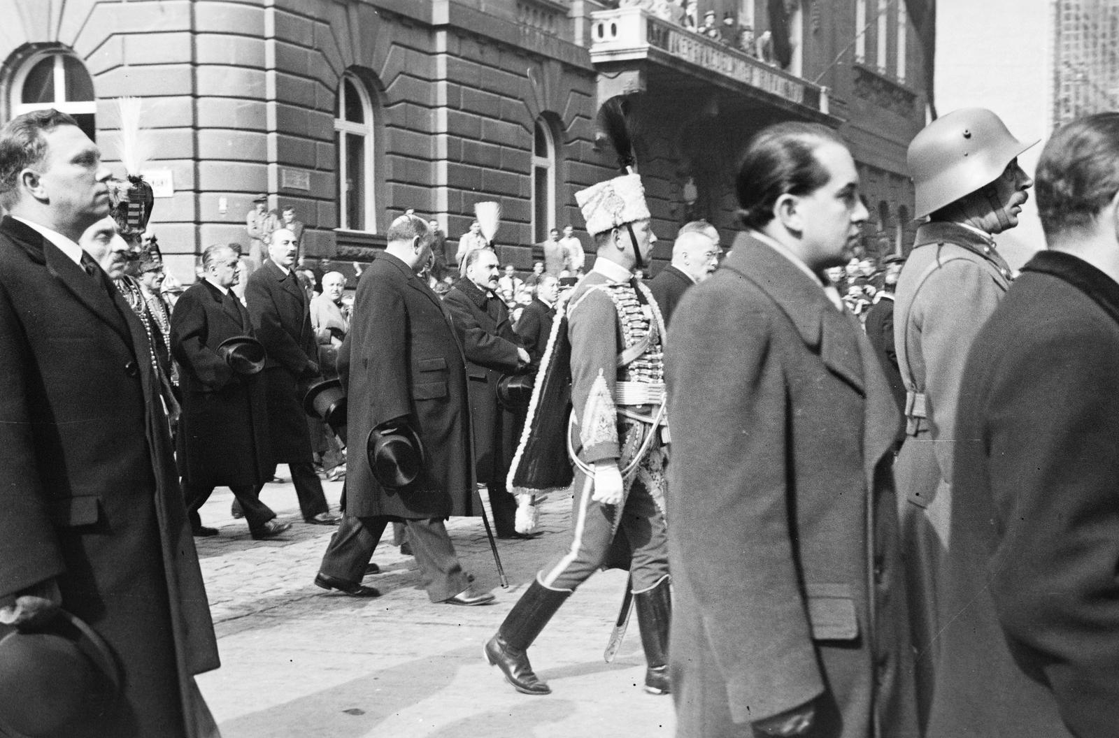 1936, Inkey Tibor, kalap kézben, menet, huszár, Fortepan #305115