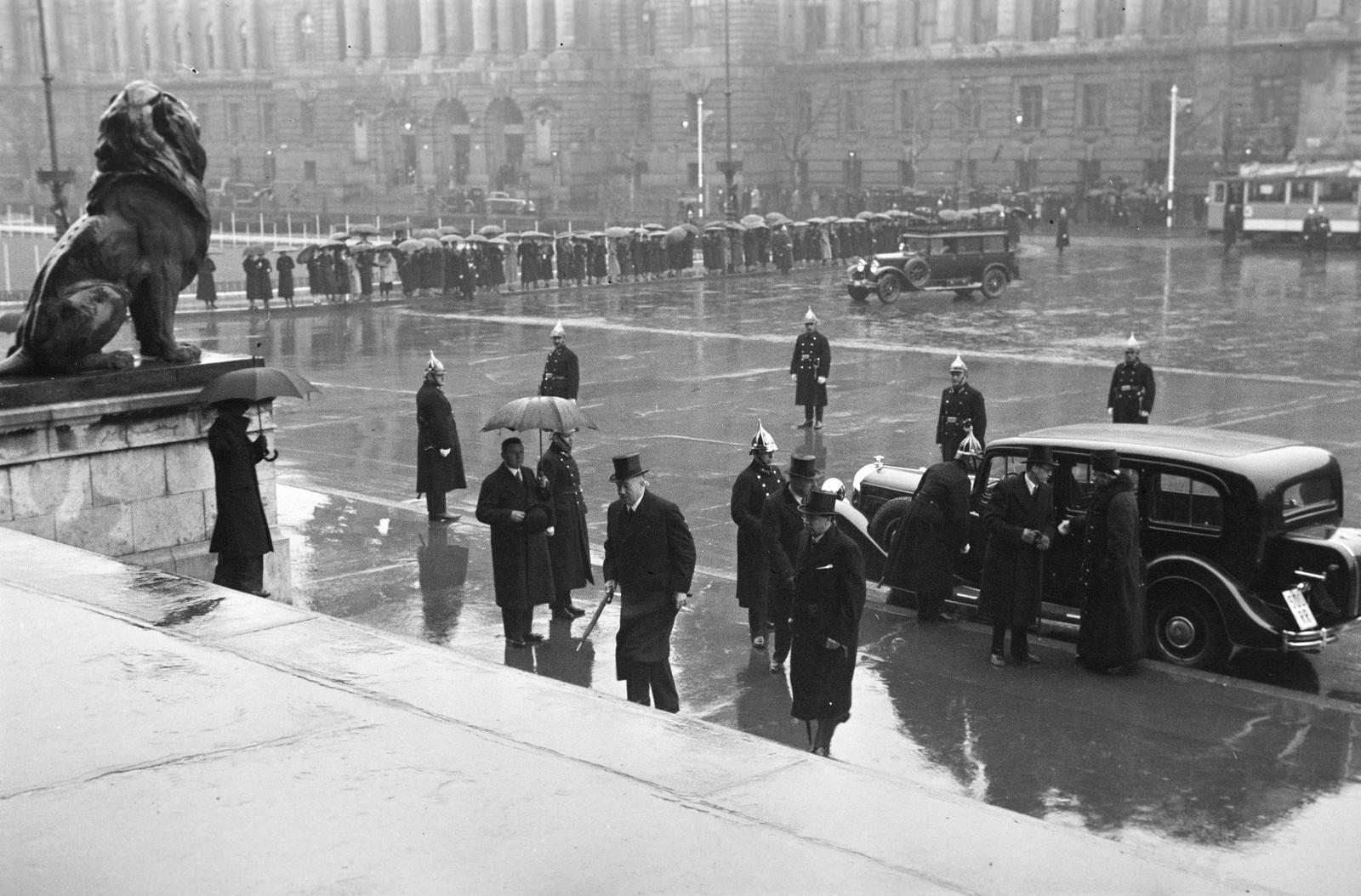 1937, Inkey Tibor, politician, umbrella, automobile, parliament, Fortepan #305119