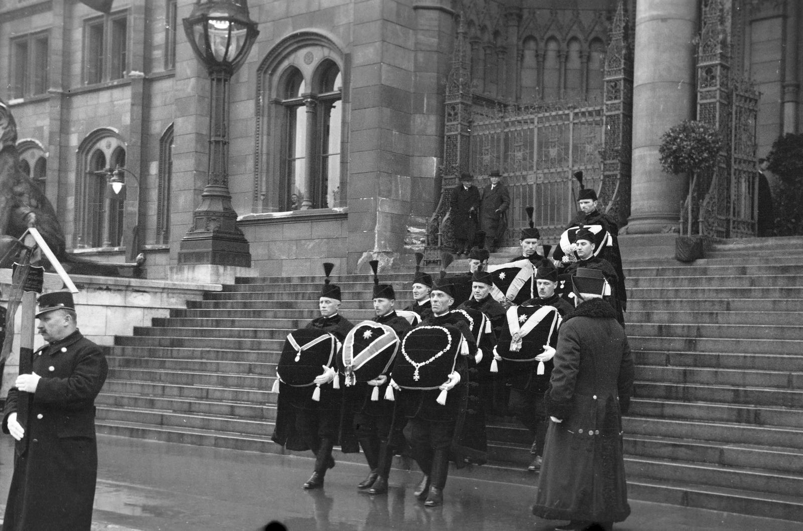 1937, Inkey Tibor, hold in arms, carrying, medal, Fortepan #305121