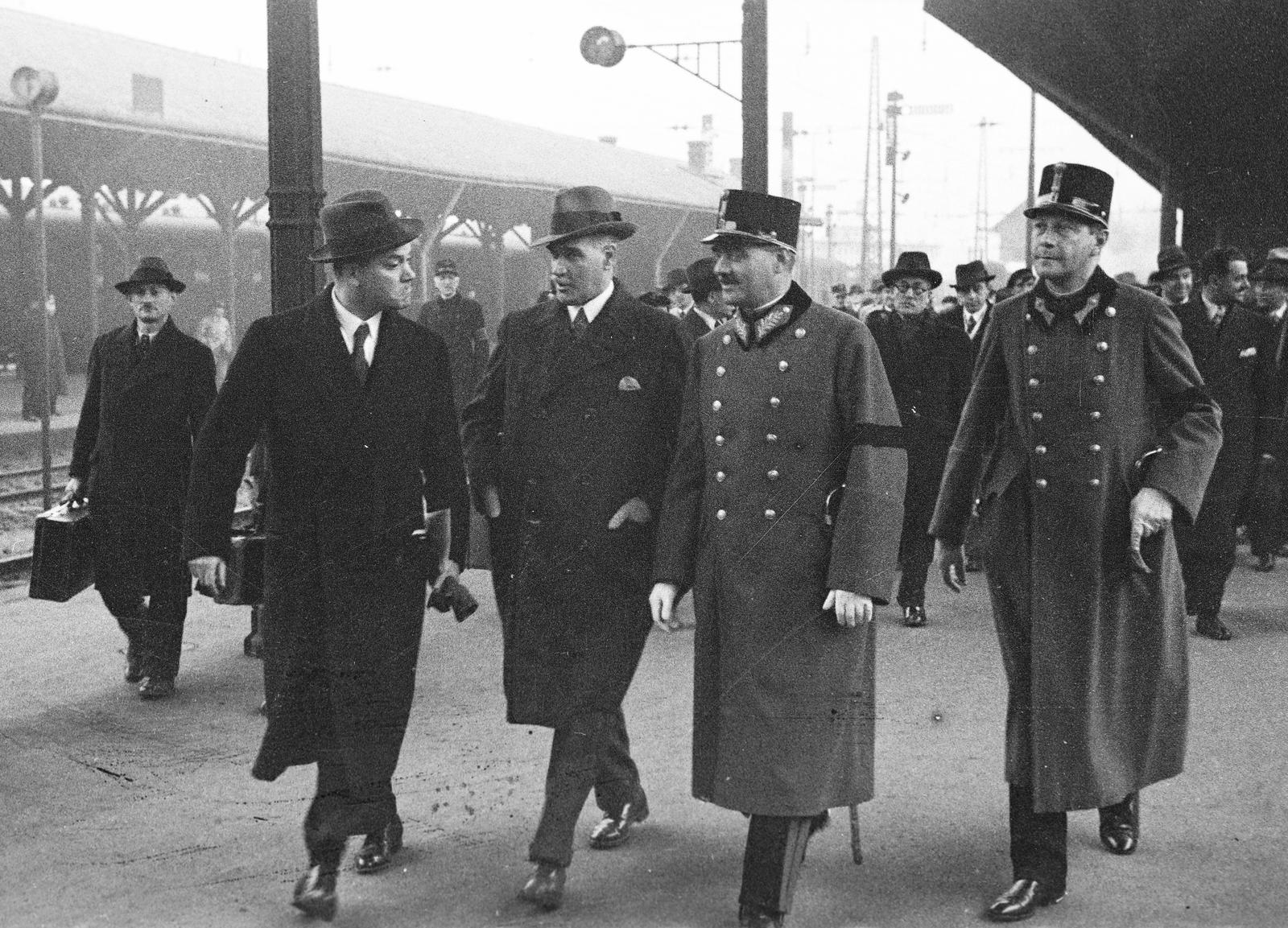 Magyarország, Budapest VIII., Baross tér, Keleti pályaudvar, külső vágányok. Középen Grazioli tábornok, a Gömbös Gyula temetésére érkezett olasz katonai küldöttség vezetője, mellette Rapaich Richárd tábornok. Jobb szélen Sibrik György százados., 1936, Inkey Tibor, Budapest, Fortepan #305142