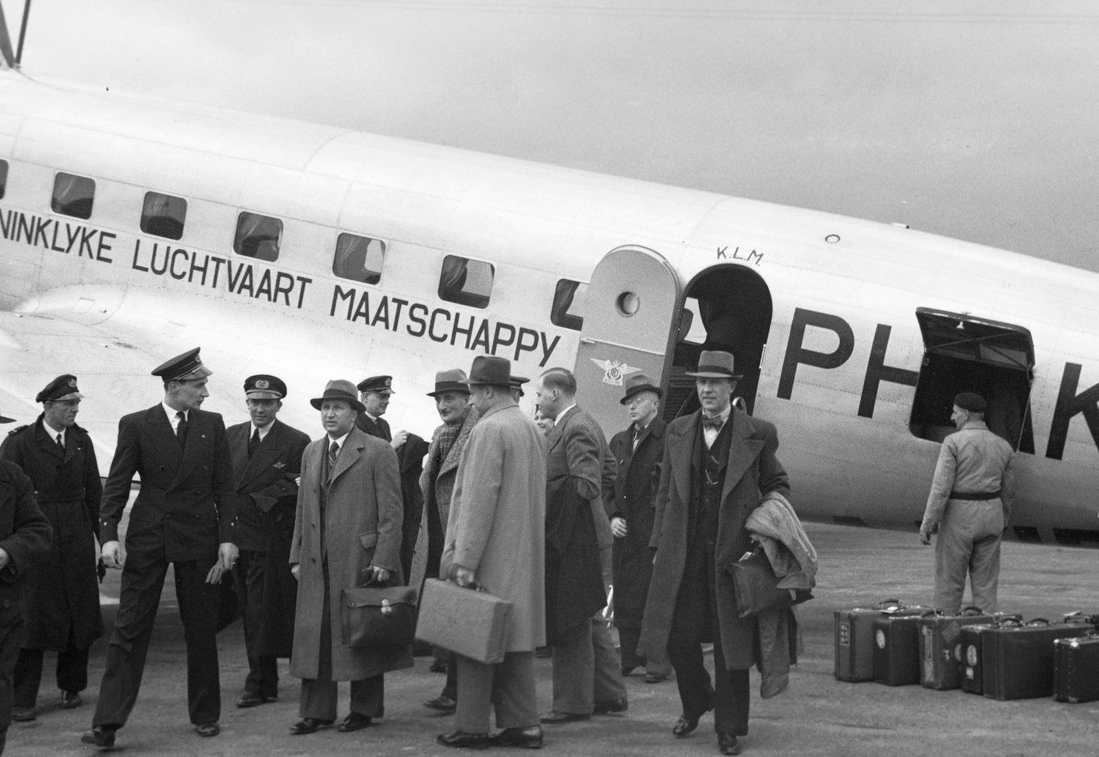 Hungary, Mátyásföld Airport, Budapest XVI., megérkezett a KLM holland királyi légiforgalmi társaság újra megnyílt vonalának, az úgynevezett »Blue Danube Air Express« első repülőgépe. A repülőgépen jött Balázs Pál Hollandiában élő magyar hírlapíró vezetésével a hollandi sajtó öt képviselője., 1937, Inkey Tibor, Budapest, Fortepan #305151