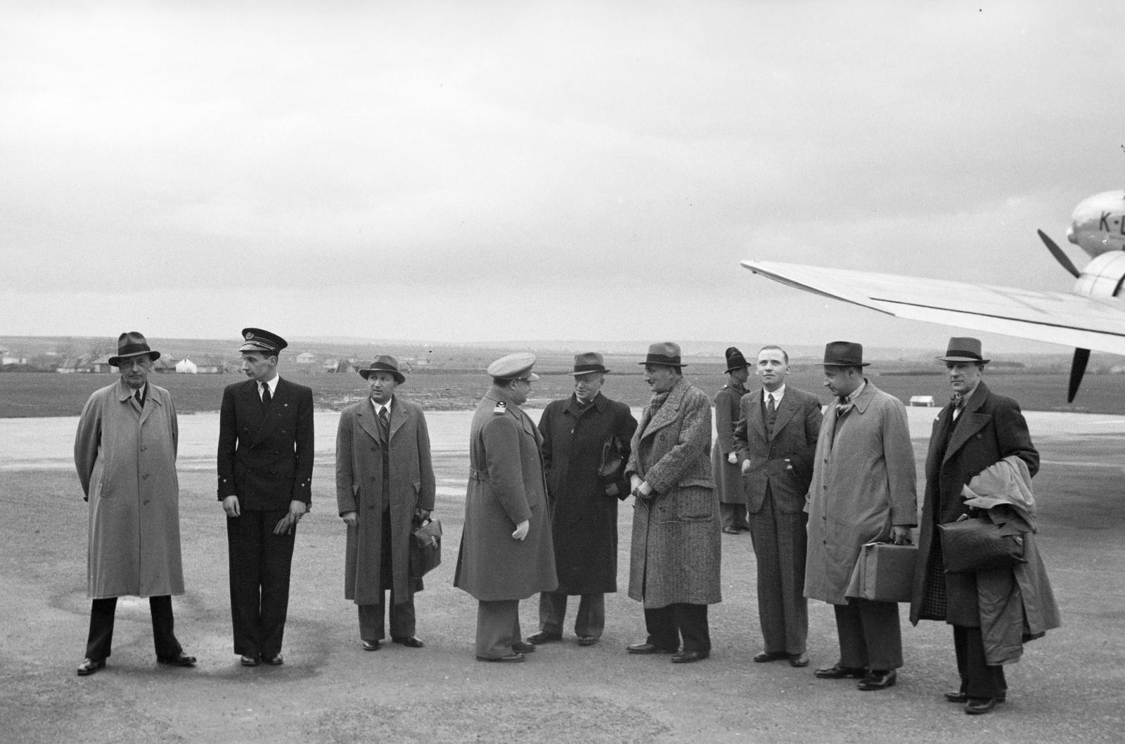 Hungary, Mátyásföld Airport, Budapest XVI., megérkezett a KLM holland királyi légiforgalmi társaság újra megnyílt vonalának, az úgynevezett »Blue Danube Air Express« első repülőgépe. A repülőgépen jött Balázs Pál Hollandiában élő magyar hírlapíró vezetésével a hollandi sajtó öt képviselője., 1937, Inkey Tibor, Budapest, Fortepan #305154