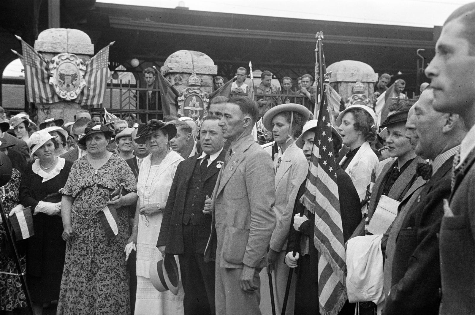 Magyarország, Budapest VIII., Keleti pályaudvar, megérkeznek az Amerikában élő magyarok gyermekei, akik tanulmányi ösztöndíjjal jöttek az Óhazába. Középen világos öltönyben Dobos András a Verhovay Segély Egylet igazgatója., 1936, Inkey Tibor, Budapest, Fortepan #305157