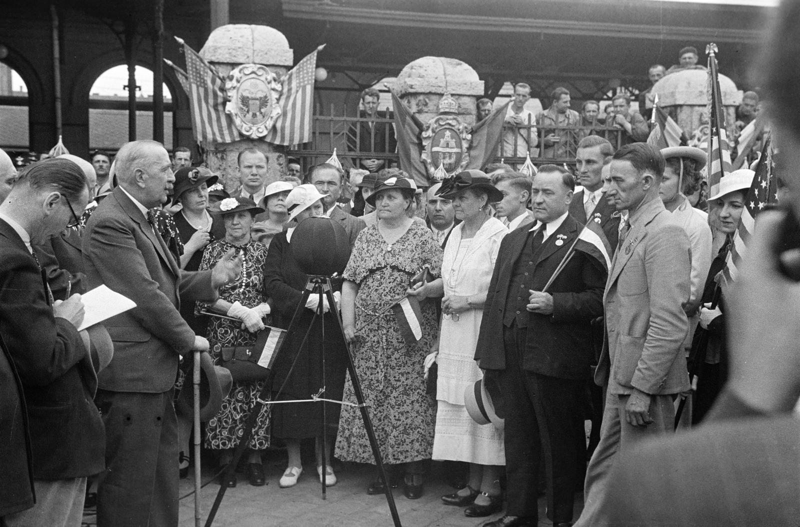 Hungary, Budapest VIII., Keleti pályaudvar, megérkeznek az Amerikában élő magyarok gyermekei, akik tanulmányi ösztöndíjjal jöttek az Óhazába. Balra a mikrofonnál báró Perényi Zsigmond, jobbra világos öltönyben Dobos András a Verhovay Segély Egylet igazgatója., 1936, Inkey Tibor, filming, microphone, Budapest, Fortepan #305161