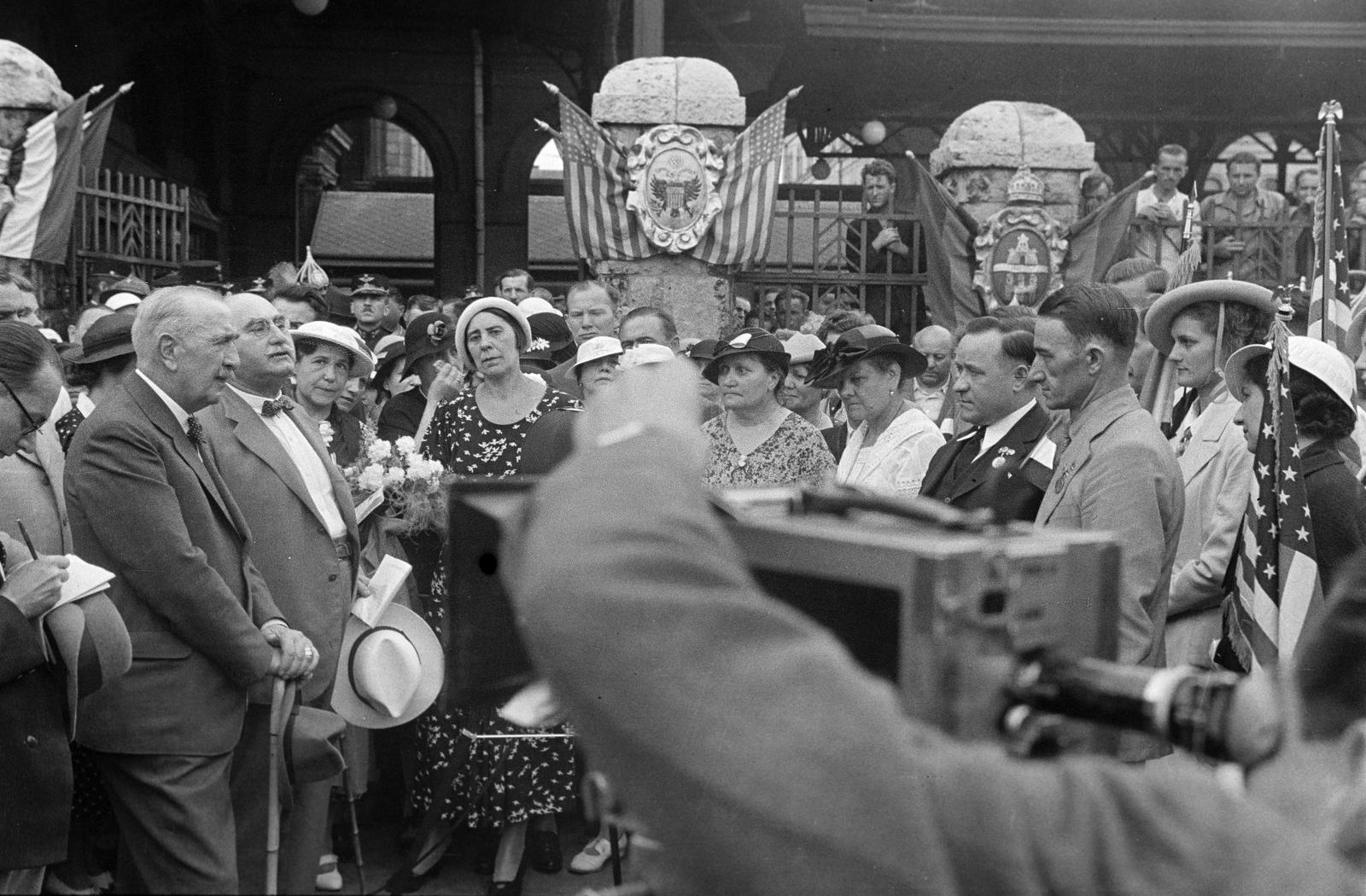 Magyarország, Budapest VIII., Keleti pályaudvar, megérkeznek az Amerikában élő magyarok gyermekei, akik tanulmányi ösztöndíjjal jöttek az Óhazába. Balra bottal báró Perényi Zsigmond, jobbra világos öltönyben Dobos András a Verhovay Segély Egylet igazgatója., 1936, Inkey Tibor, filmkamera, filmforgatás, debrie-kamera, Budapest, Fortepan #305162