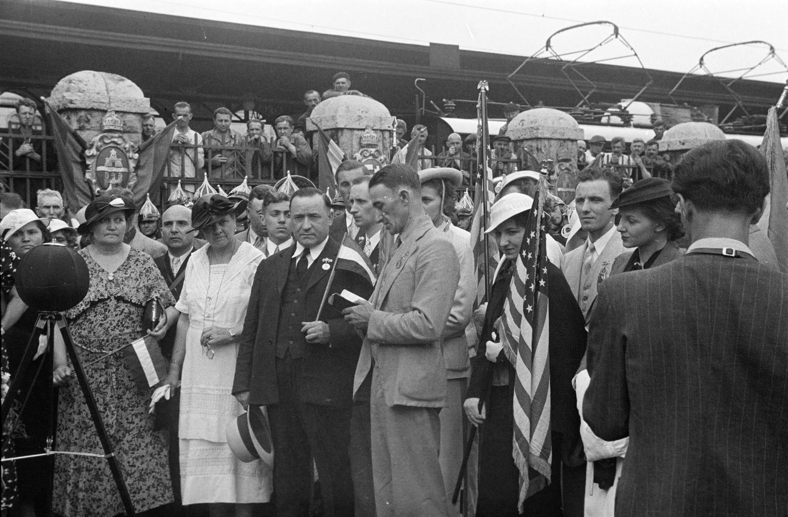 Magyarország, Budapest VIII., Keleti pályaudvar, megérkeznek az Amerikában élő magyarok gyermekei, akik tanulmányi ösztöndíjjal jöttek az Óhazába. Középen világos öltönyben Dobos András a Verhovay Segély Egylet igazgatója., 1936, Inkey Tibor, filmforgatás, mikrofon, Budapest, Fortepan #305163