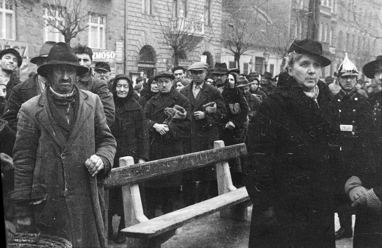 1938, Inkey Tibor, pickelhaube, sokaság, munkás, Fortepan #305165