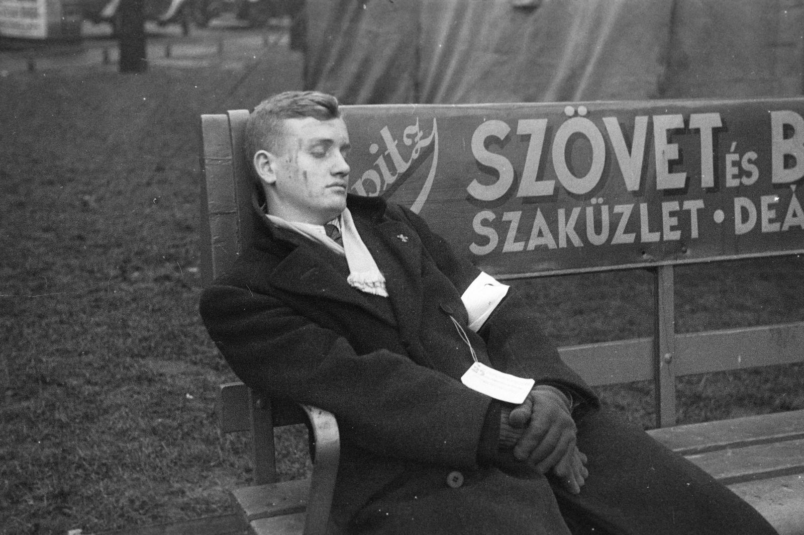 Hungary, Budapest V., Deák Ferenc tér. A felvétel a védelmi alakulatok légoltalmi gyakorlatán készült. Vöröskeresztes mentőcsapat tagjai által bekötözött sebesült., 1937, Inkey Tibor, Budapest, Fortepan #305171