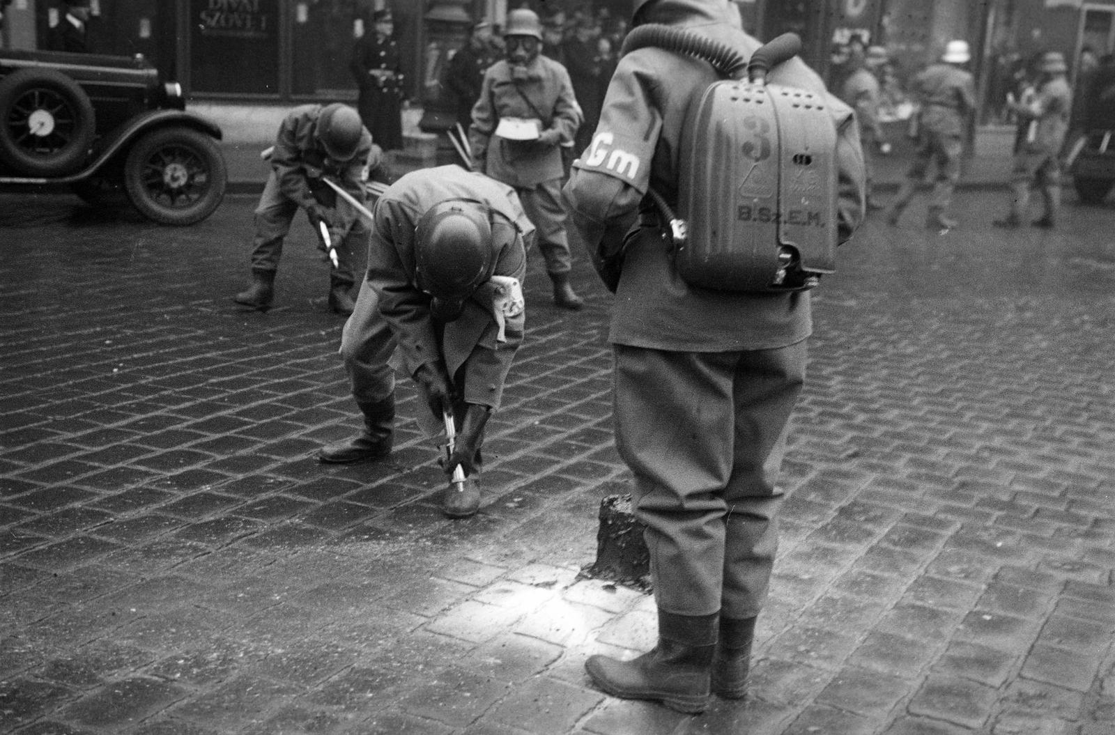 Hungary, Budapest V., Deák Ferenc tér. A felvétel a védelmi alakulatok légoltalmi gyakorlatán készült. Gázmentesítő csapat munkában., 1937, Inkey Tibor, air defense, gas mask, Budapest, Fortepan #305173