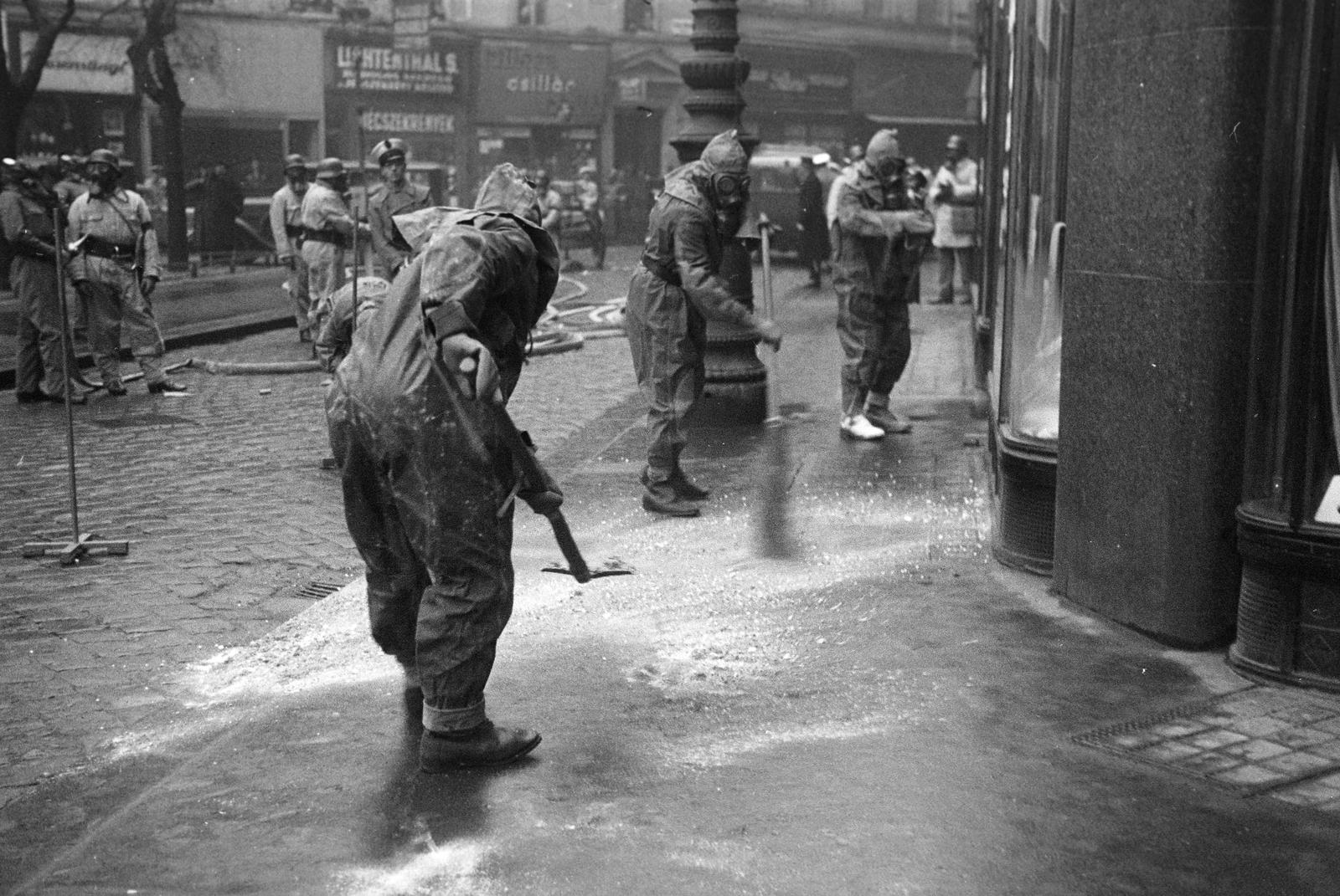 Magyarország, Budapest V., Deák Ferenc tér a Deák Ferenc utcától a Sütő utca felé nézve. A felvétel a védelmi alakulatok légoltalmi gyakorlatán készült. Gázmentesítő csapat munkában., 1937, Inkey Tibor, légoltalom, gázálarc, Budapest, Fortepan #305174