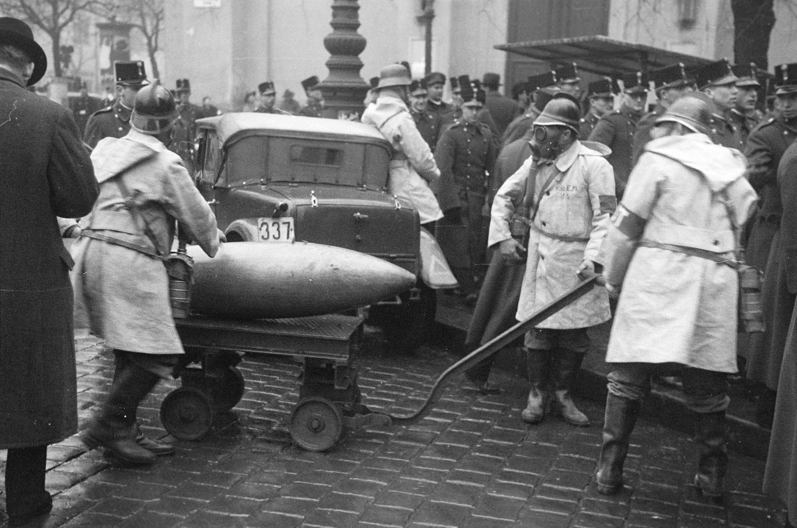 Magyarország, Budapest V., Deák Ferenc tér, háttérben az evangélikus templom. A felvétel a védelmi alakulatok légoltalmi gyakorlatán készült., 1937, Inkey Tibor, légoltalom, gázálarc, tűzoltó, Budapest, Fortepan #305178