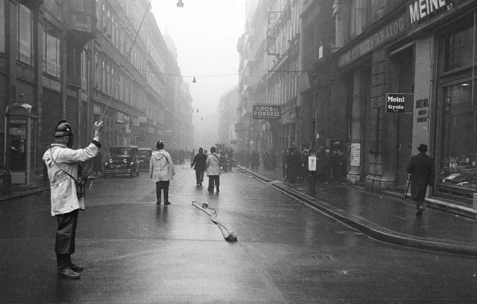 Hungary, Budapest V., Sas utca a József Attila (gróf Tisza István) utcánál. A felvétel a védelmi alakulatok légoltalmi gyakorlatán készült., 1937, Inkey Tibor, air defense, gas mask, firefighter, Budapest, Fortepan #305180