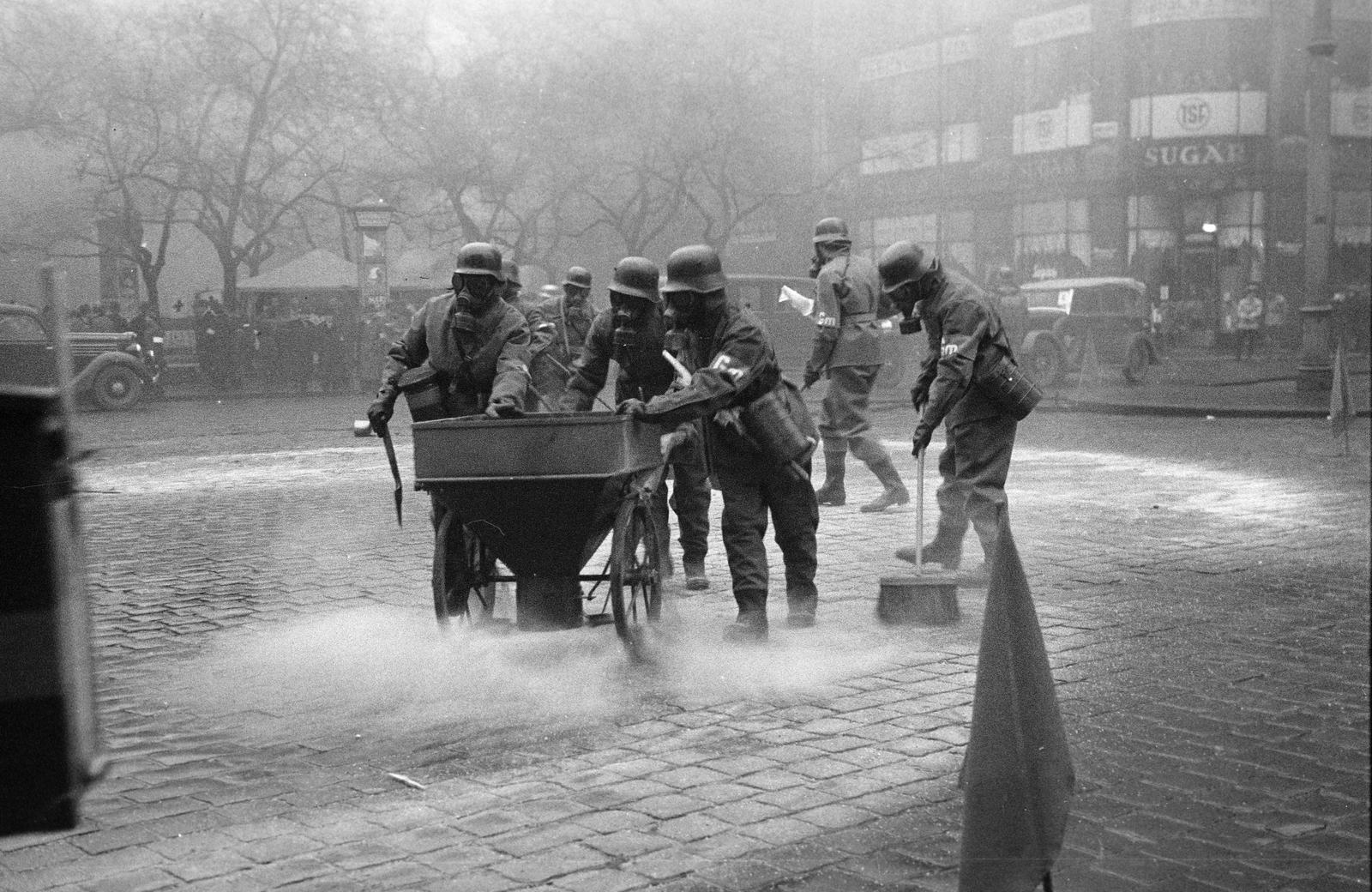 Hungary, Budapest V., Deák Ferenc tér, jobbra a Deák Ferenc utca. A felvétel a védelmi alakulatok légoltalmi gyakorlatán készült. Gázmentesítő csapat munkában., 1937, Inkey Tibor, air defense, gas mask, Budapest, Fortepan #305181