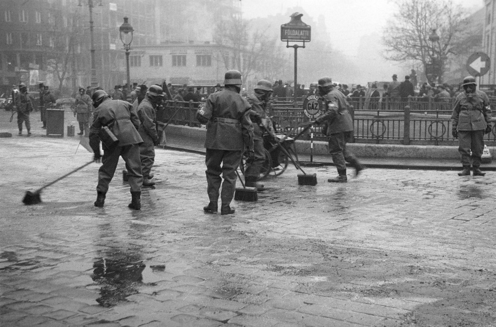 Hungary, Budapest V., Deák Ferenc tér, háttérben a Károly körút. A felvétel a védelmi alakulatok légoltalmi gyakorlatán készült. Gázmentesítő csapat munkában., 1937, Inkey Tibor, air defense, gas mask, underground railway, Budapest, Fortepan #305182
