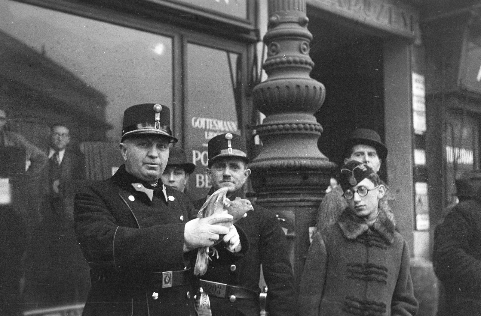 Hungary, Budapest V., Deák Ferenc tér. A felvétel a védelmi alakulatok légoltalmi gyakorlatán készült., 1937, Inkey Tibor, Best of, Budapest, Fortepan #305183