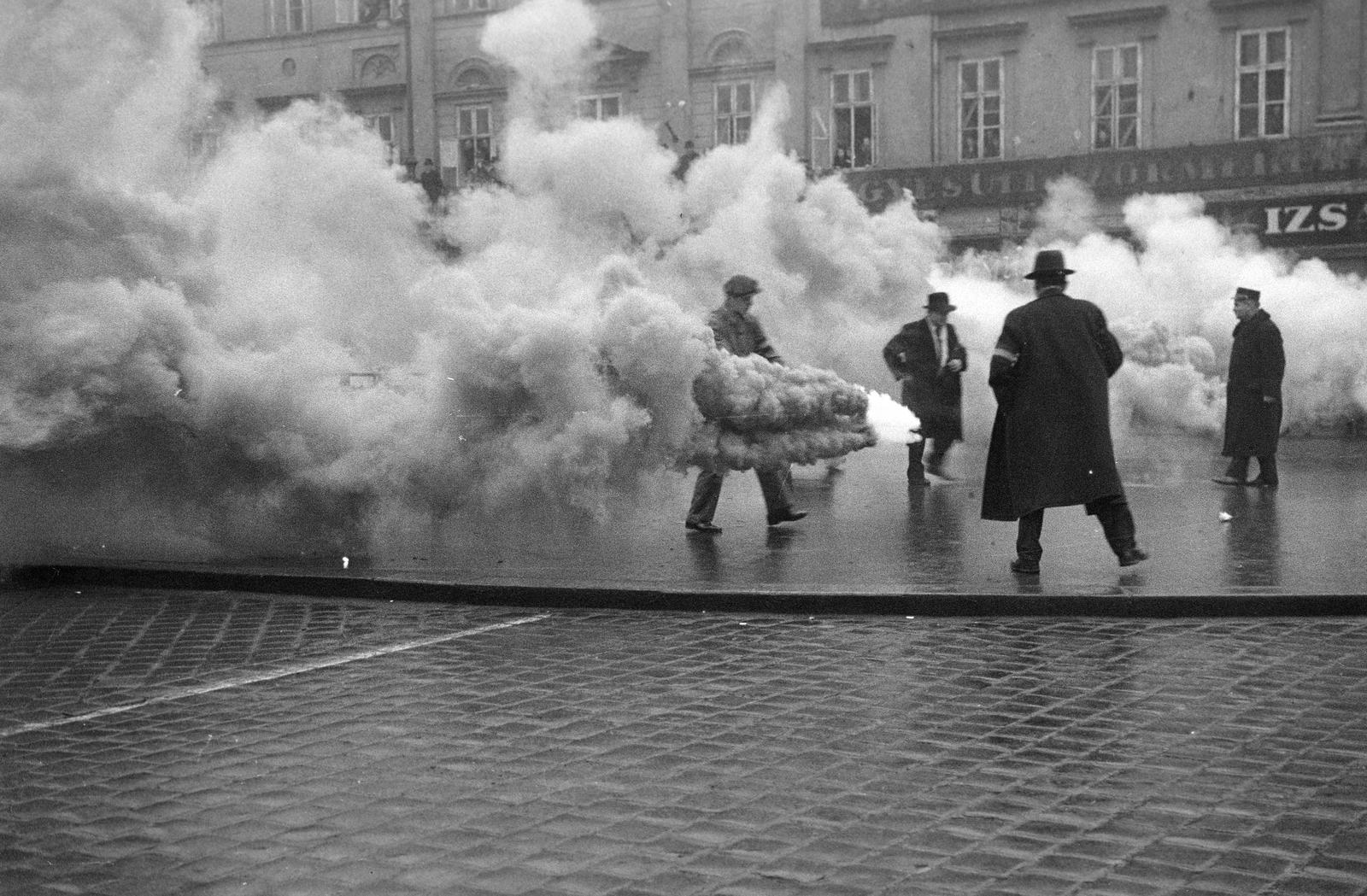 Hungary, Budapest V., Deák Ferenc tér, háttérben a Kemnitzer ("Két török") ház. A felvétel a védelmi alakulatok légoltalmi gyakorlatán készült., 1937, Inkey Tibor, practice, smoke, Budapest, Fortepan #305188