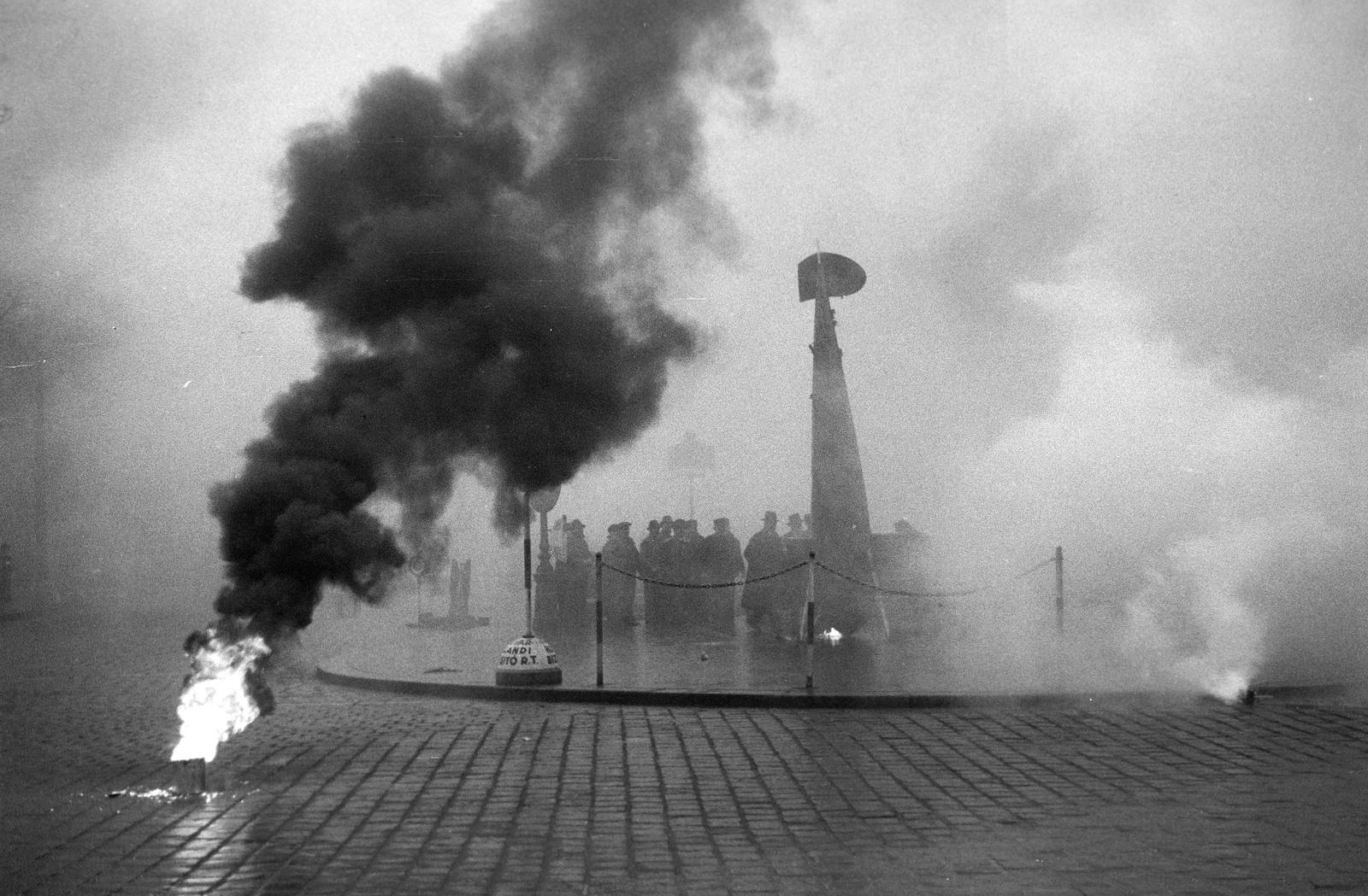 Hungary, Budapest V., Deák Ferenc tér. A felvétel a védelmi alakulatok légoltalmi gyakorlatán készült., 1937, Inkey Tibor, practice, cloud smoke, Budapest, Fortepan #305189