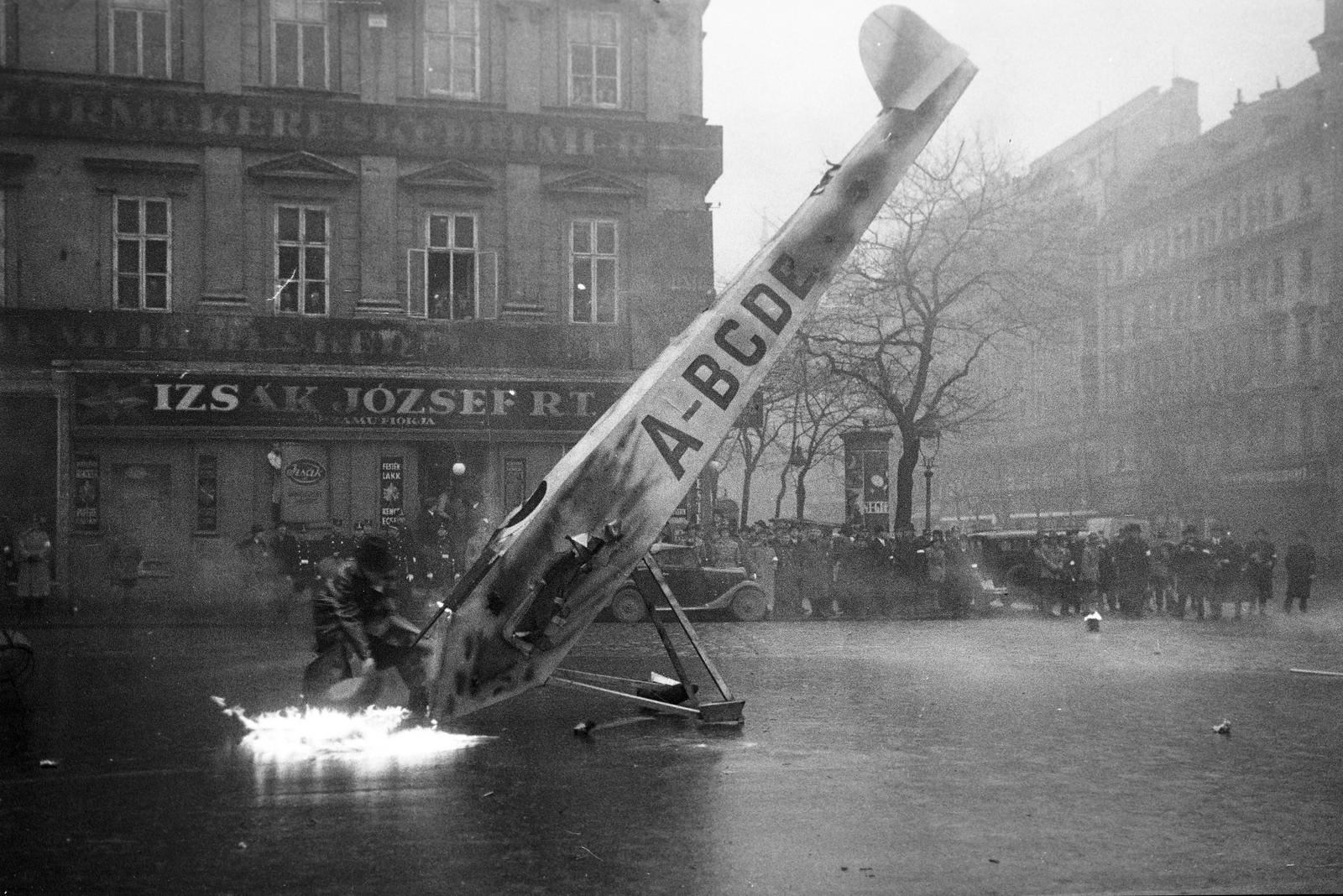Hungary, Budapest V., Deák Ferenc tér, háttérben a Kemnitzer ("Két török") ház, jobbra a Bajcsy-Zsilinszky út (Vilmos császár út). A felvétel a védelmi alakulatok légoltalmi gyakorlatán készült., 1937, Inkey Tibor, Best of, wreck, airplane, practice, gaping, Budapest, Fortepan #305190