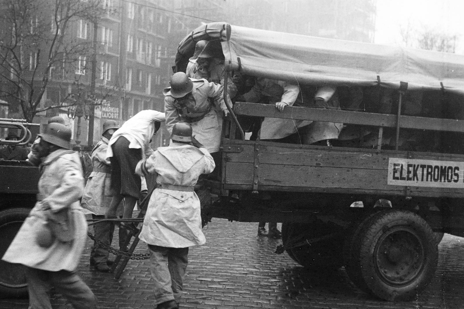 Magyarország, Budapest V., Deák Ferenc tér, háttérben a Király utca - Károly körút sarkán álló ház látható. A felvétel a védelmi alakulatok légoltalmi gyakorlatán készült., 1937, Inkey Tibor, légoltalom, gázálarc, rohamsisak, vegyvédelmi ruha, Elektromos Művek, Budapest, Fortepan #305192
