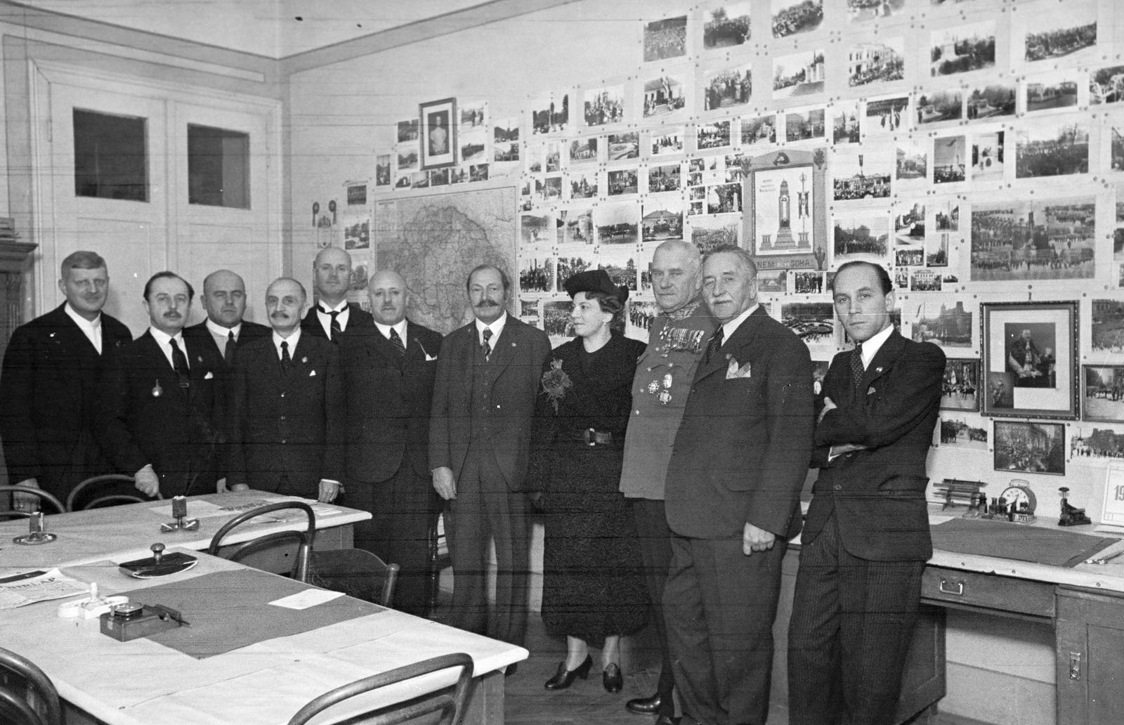 1940, Inkey Tibor, Nagy-Magyarország, kép a képben, tintaitató, térkép, kitüntetés, karba tett kéz, gyűjtemény, csoportkép, Fortepan #305194