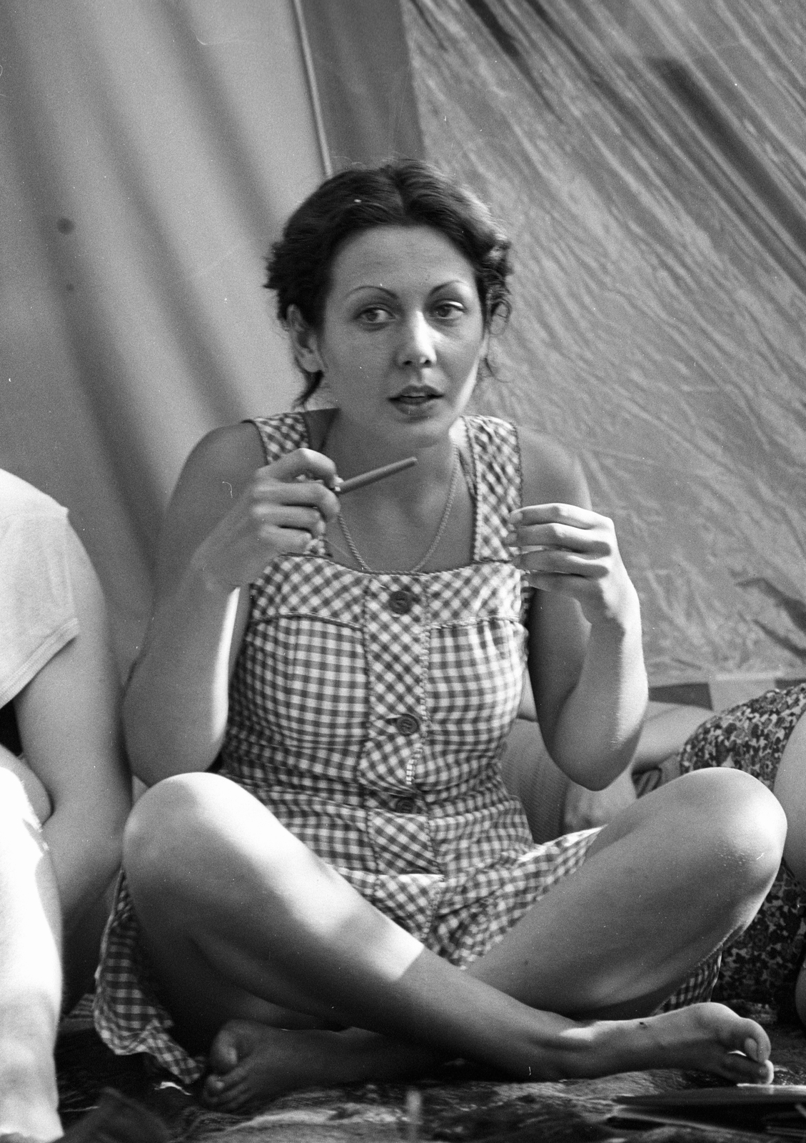 Hungary, Ópusztaszer, JATE tábor., 1979, Jankó Attila, cross-legged sitting, checked dress, Fortepan #30535