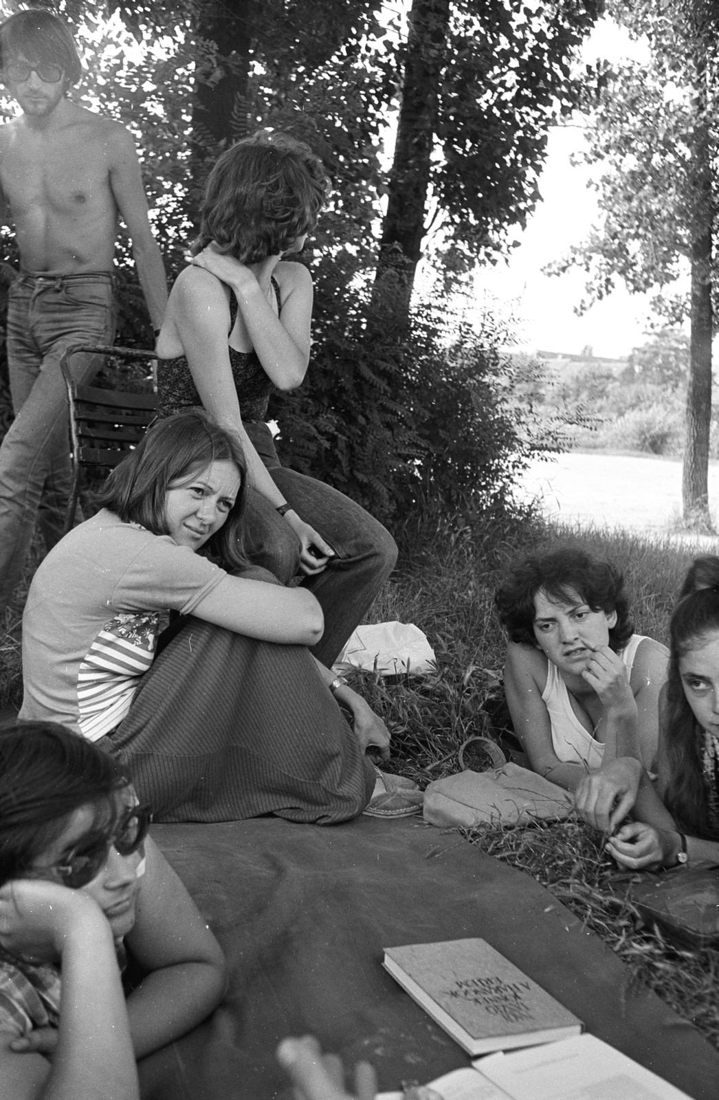 Magyarország, Hajós, JATE tábor., 1980, Jankó Attila, félmeztelen, ölbe tett kéz, fejtámasztás, könyökölni, Fortepan #30554