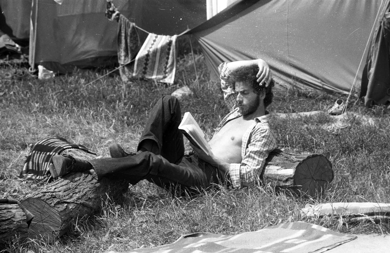 Hungary, Hajós, JATE tábor., 1981, Jankó Attila, reading, hands behind the head, Fortepan #30562