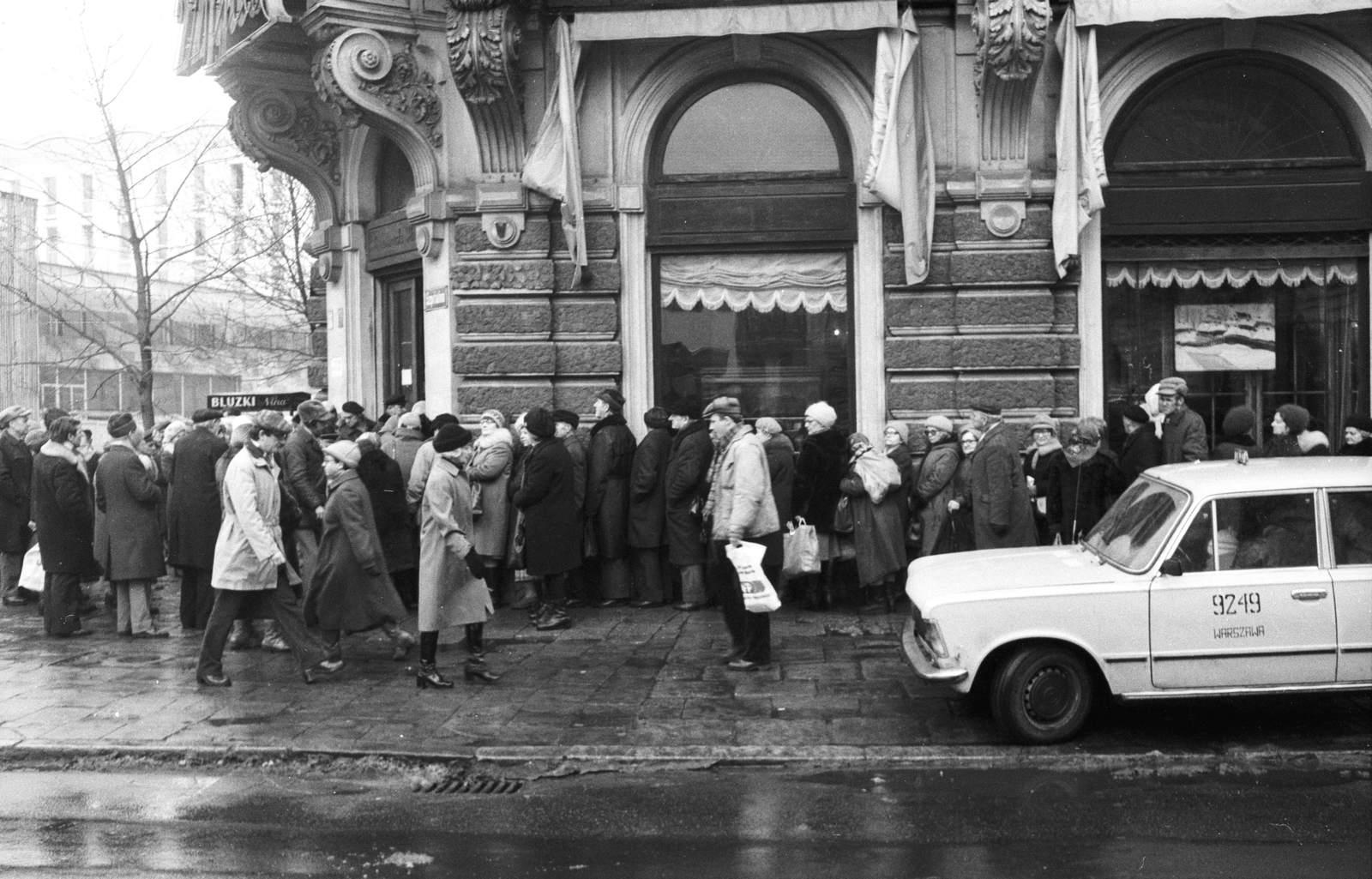 Poland, Warsaw, ulica Szpitalna - ulica Wojciecha Górskiego sarok., 1981, Jankó Attila, standing in line, Fortepan #30577