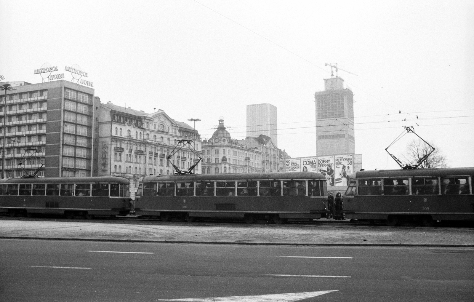 Poland, Warsaw, a Metropol és Polonia szállodák az Aleje Jerozolimskie és az ulica Marszalkowska kereszteződésénél., 1981, Jankó Attila, tram, public transport, Fortepan #30586