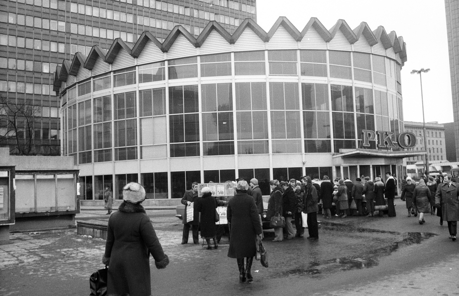 Poland, Warsaw, a PKO Bank Rotunda nevezetű épülete az ulica Marszalkowska és az Aleje Jerozolimskie kereszteződésénél., 1981, Jankó Attila, public building, modern architecture, Jerzy Jakubowicz-design, Fortepan #30587