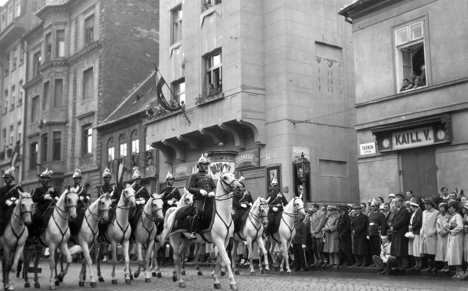 Hungary, Budapest I., Tárnok utca, jobbra a Hajadon utca torkolata., 1938, Jurányi Attila, horse, festive, gendarme, rider, mounted police, Budapest, Fortepan #30596