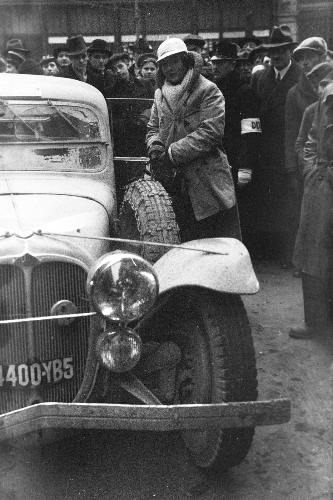Hungary, Budapest V., a Curia utca torkolat a Ferenciek terénél, az ekkor csillagtúraként megrendezett Monte-Carlo Rallye Athénből induló 98-as rajtszámú, a francia Paul Joseph - Maillard-Brune versenyzőpáros, Delahaye 135 S típusú gépjárműve. A Királyi Magyar Automobil Club székhelyénél lévő ellenőrző pont, ahol a KMAC kirendelt ellenőrei a túrakönyveket kezelték., 1938, Inkey Tibor, automobile, Budapest, Fortepan #306013