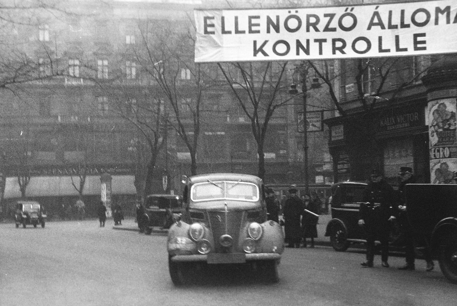 Magyarország, Budapest V., Ferenciek tere, az ekkor csillagtúraként megrendezett Monte-Carlo Rallye Athénből induló 32-es rajtszámú, az angol A. C. Scott versenyző, Ford típusú gépjárműve. A Királyi Magyar Automobil Club székhelyénél lévő ellenőrző pont, ahol a KMAC kirendelt ellenőrei a túrakönyveket kezelték. Háttérben a Kossuth Lajos utca., 1938, Inkey Tibor, felirat, automobil, Negro-márka, Budapest, Fortepan #306016