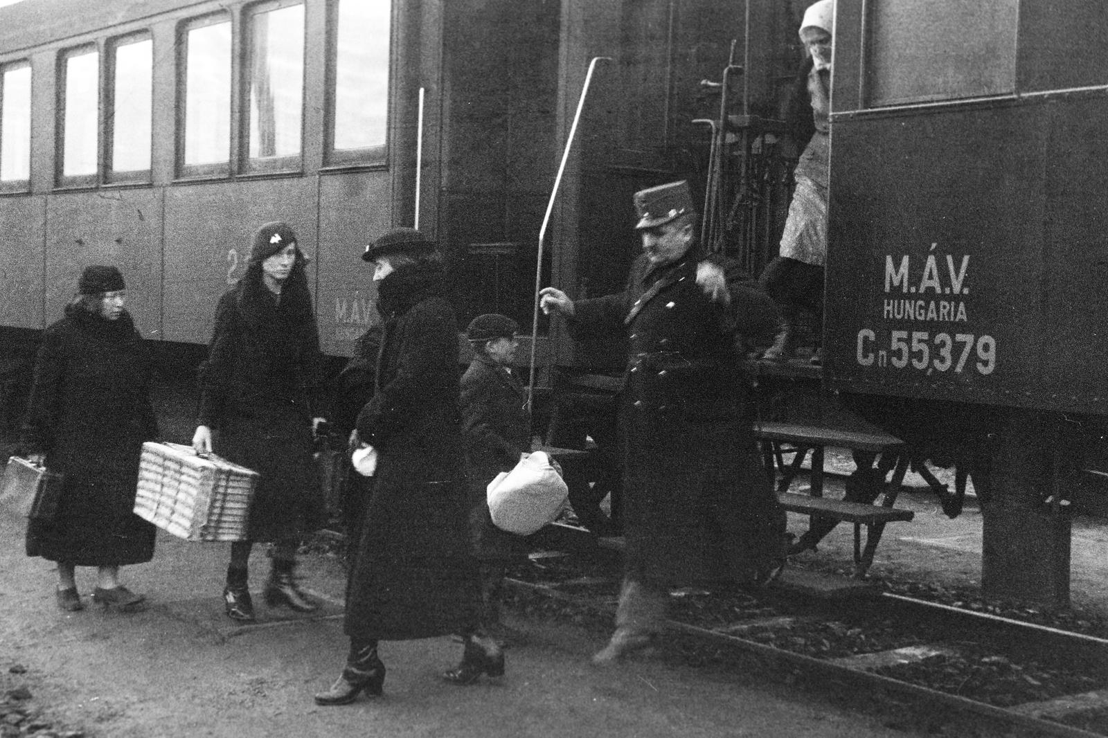 1936, Inkey Tibor, luggage, genre painting, coach, hold in arms, conductor, Fortepan #306033