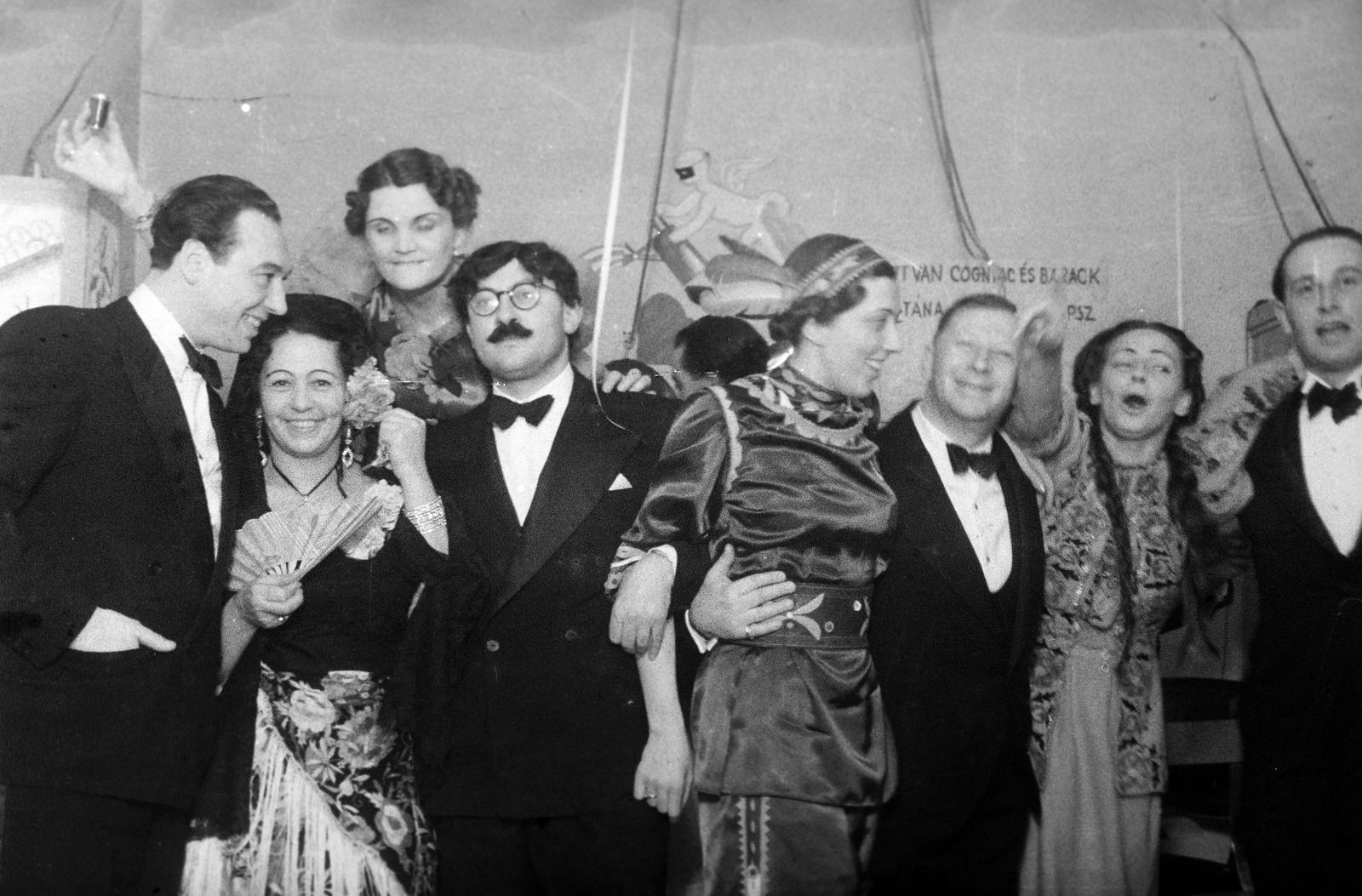 Hungary, bal szélen Bilicsi Tivadar színművész., 1936, Inkey Tibor, evening gown, headdress, fun, arms around waist, bow tie, celebrity, Fortepan #306034