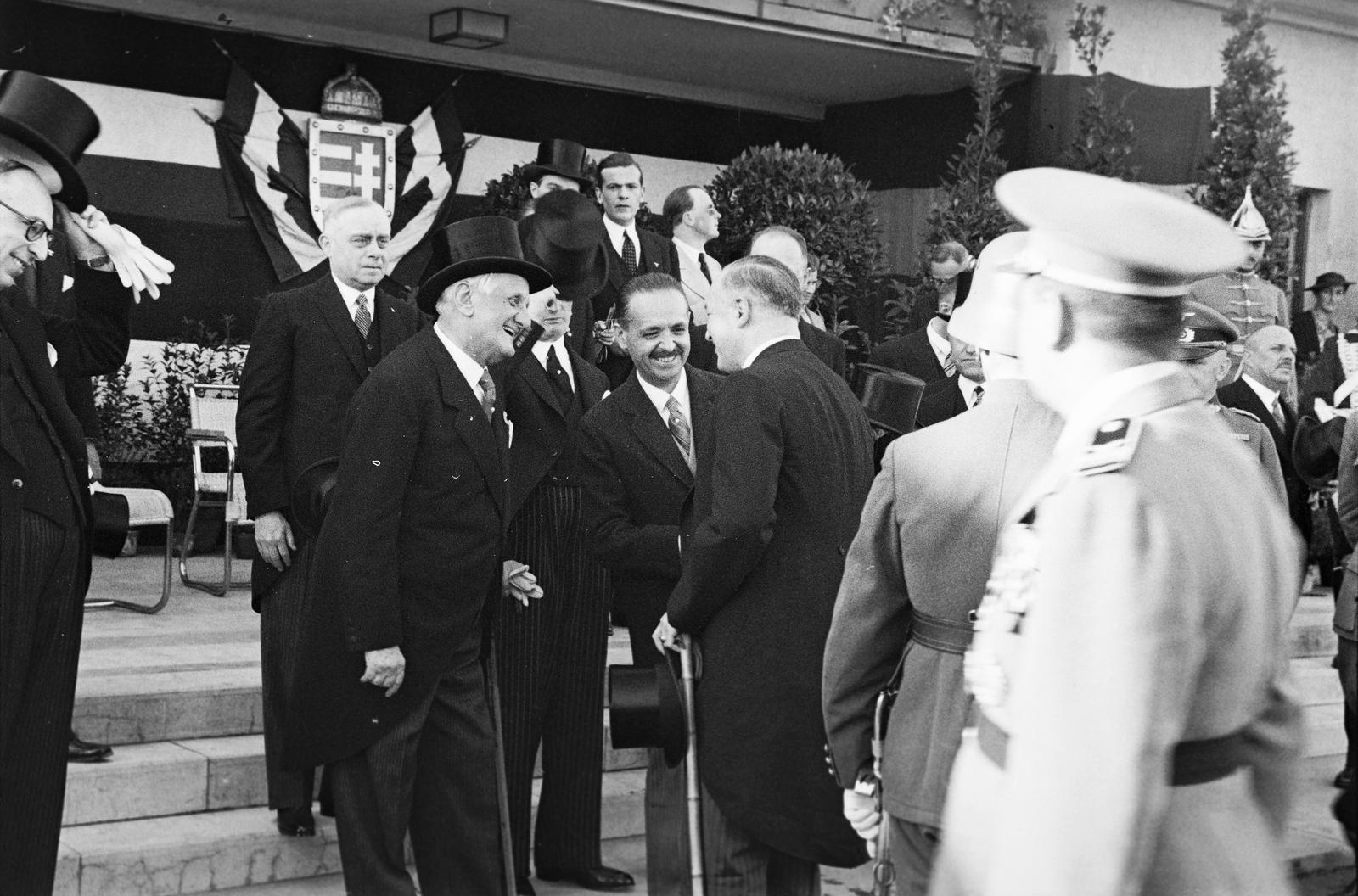 Hungary, Mátyásföld Airport, Budapest XVI., középen cilinderrel a fején Kánya Kálmán külügyminiszter, vele szemben dr. Darányi Kálmán miniszterelnök. A felvétel báró Konstantin von Neurath német birodalmi külügyminisztert budapesti látogatása alkalmával készült., 1937, Inkey Tibor, Budapest, Fortepan #306040
