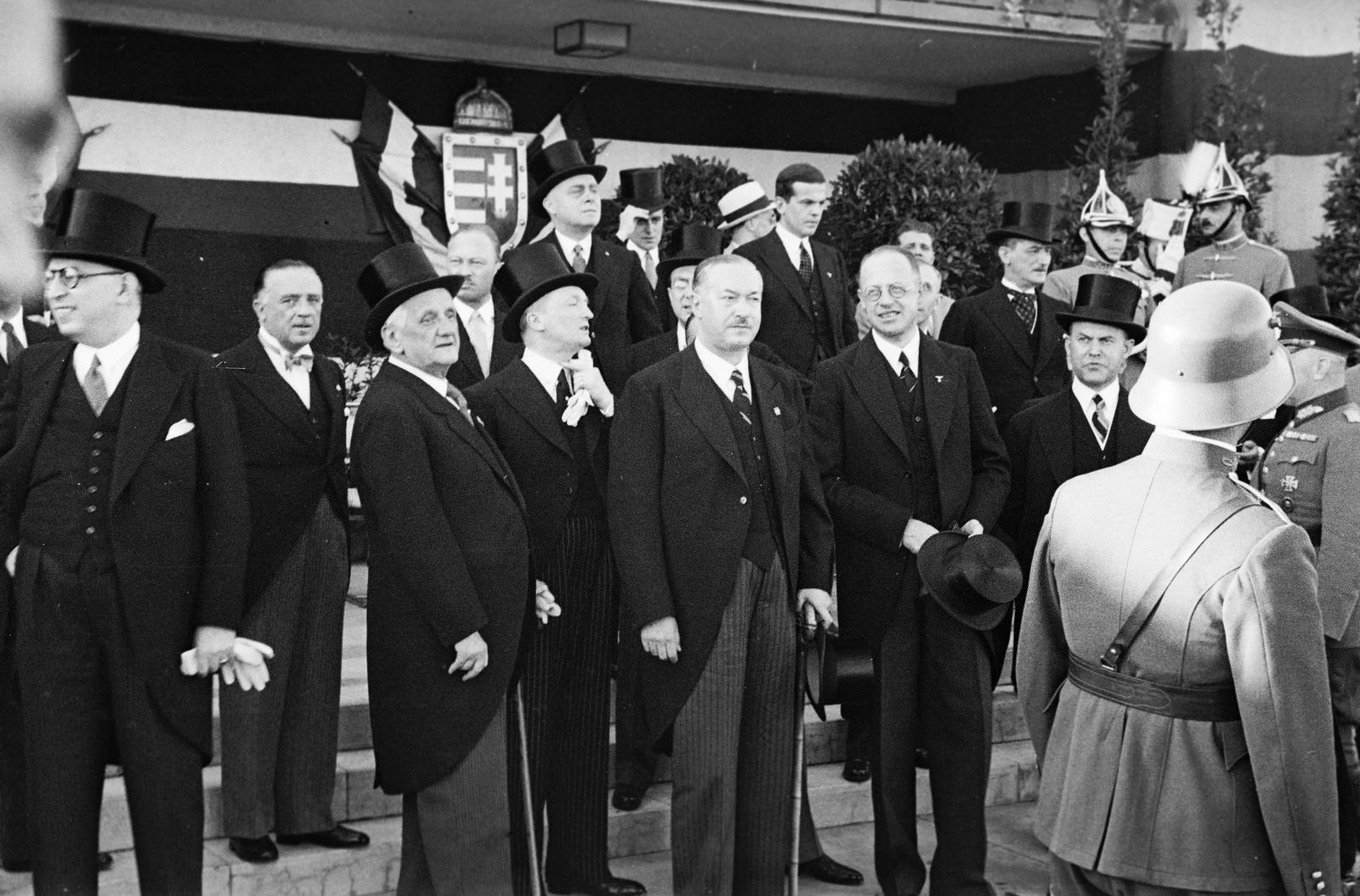 Hungary, Mátyásföld Airport, Budapest XVI., középen bottal és cilinderrel a kezében dr. Darányi Kálmán miniszterelnök, tőle balra a második Kánya Kálmán külügyminiszter. A felvétel báró Konstantin von Neurath német birodalmi külügyminisztert budapesti látogatása alkalmával készült., 1937, Inkey Tibor, Budapest, Fortepan #306041
